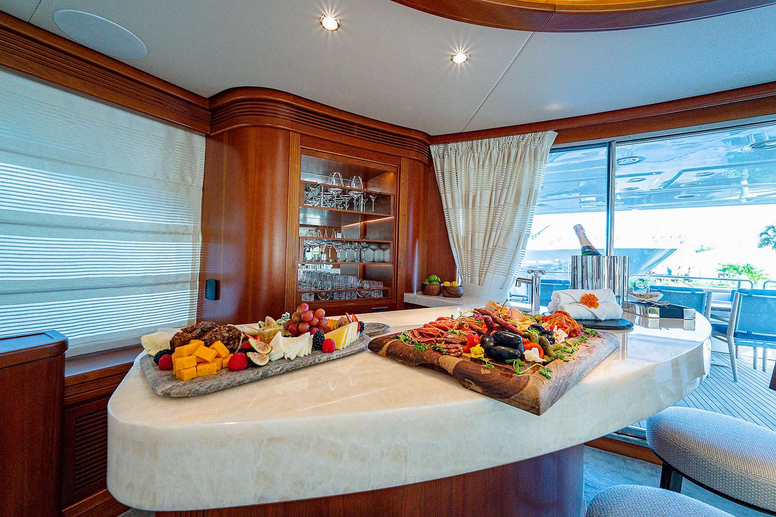 Sweet Emocean Yacht Charter - Salon bar