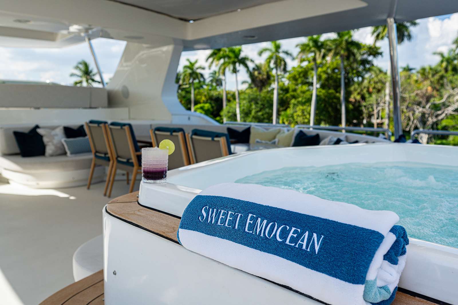 Sweet Emocean Yacht Charter - Hot Tub