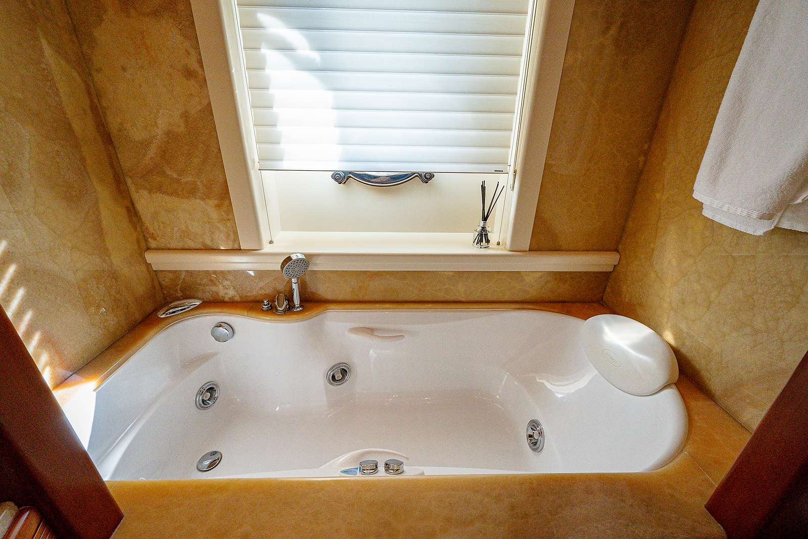 Sweet Emocean Yacht Charter - Master Bath with tub