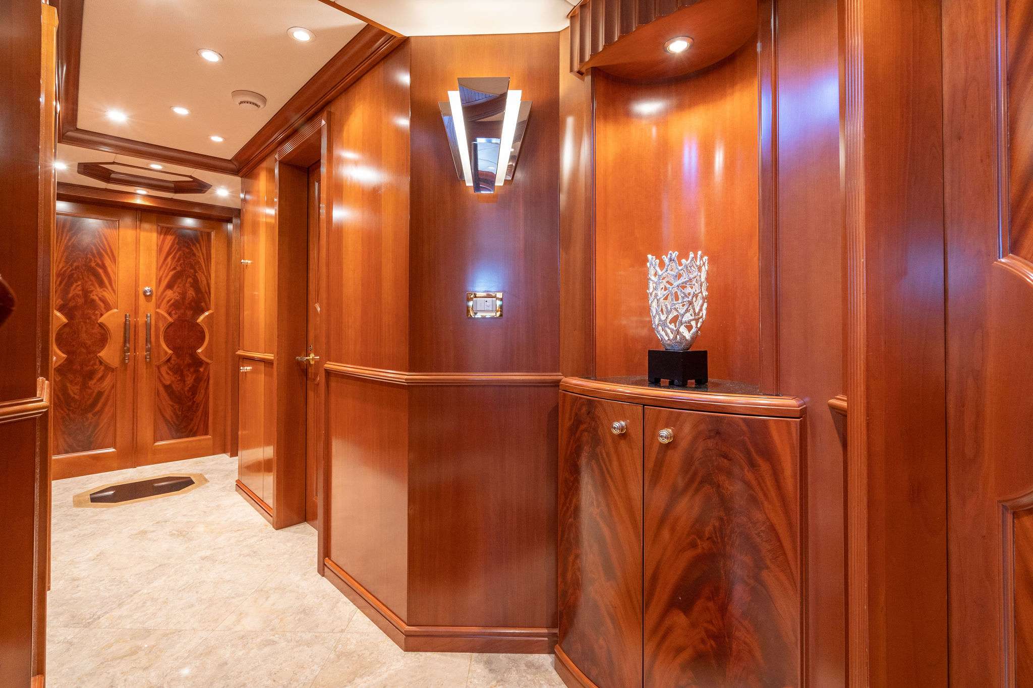 PURSUIT Yacht Charter - Foyer