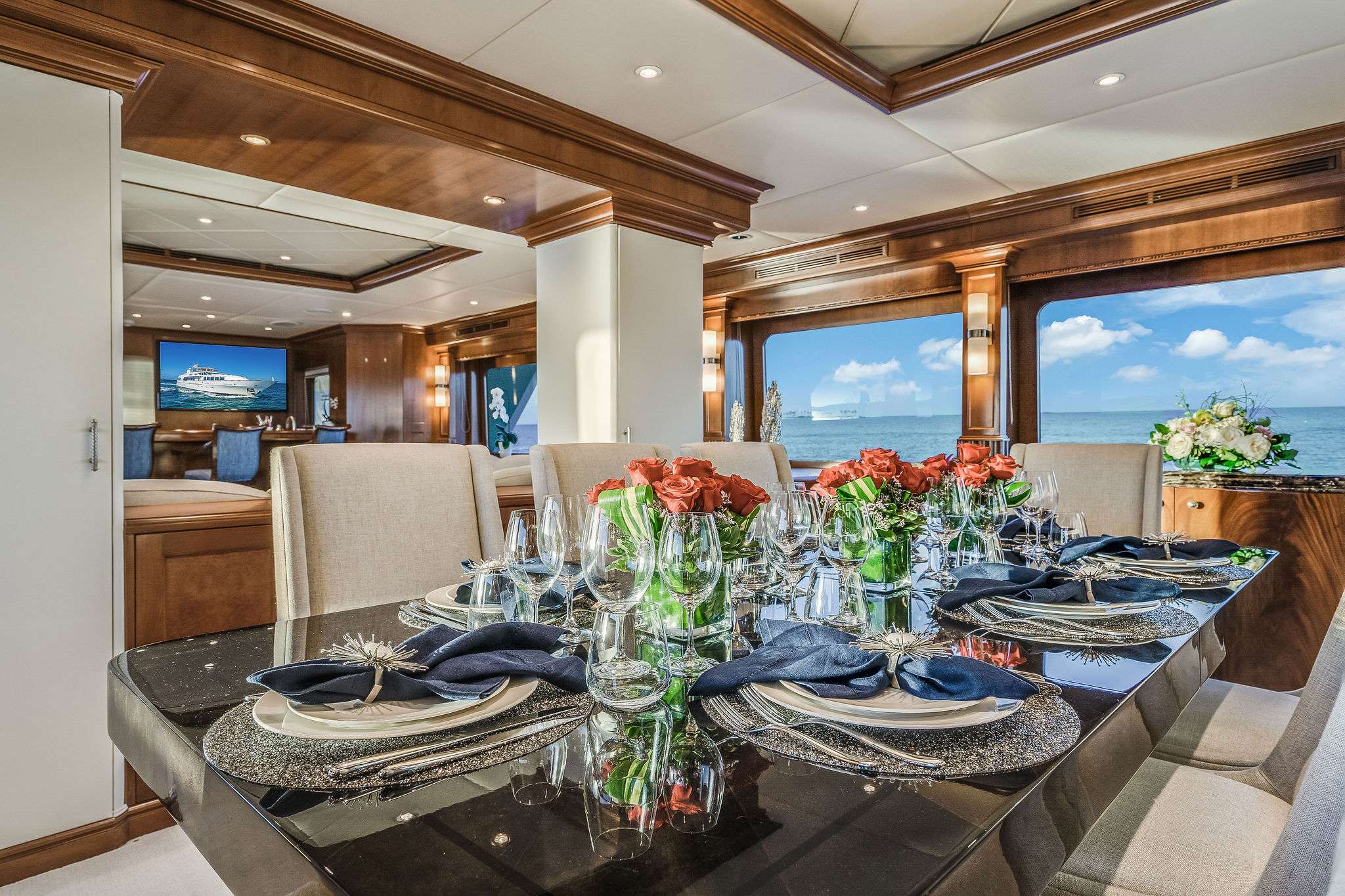 PURSUIT Yacht Charter - Dining