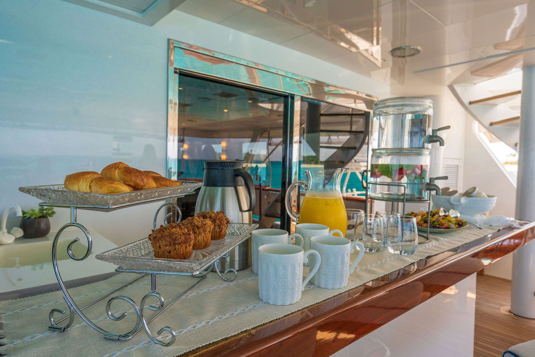 PURSUIT Yacht Charter - Aft Breakfast
