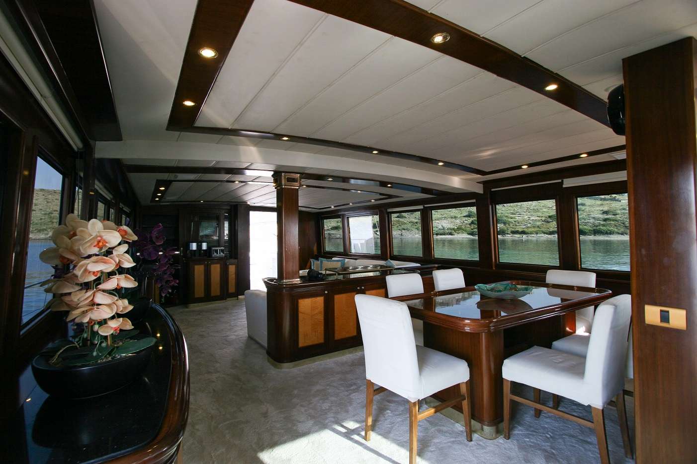 CANEREN Yacht Charter - Salon