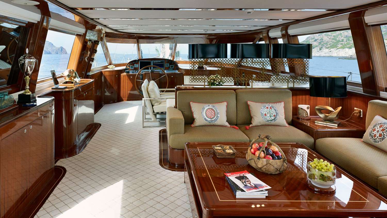 GLORIOUS II Yacht Charter - Saloon
