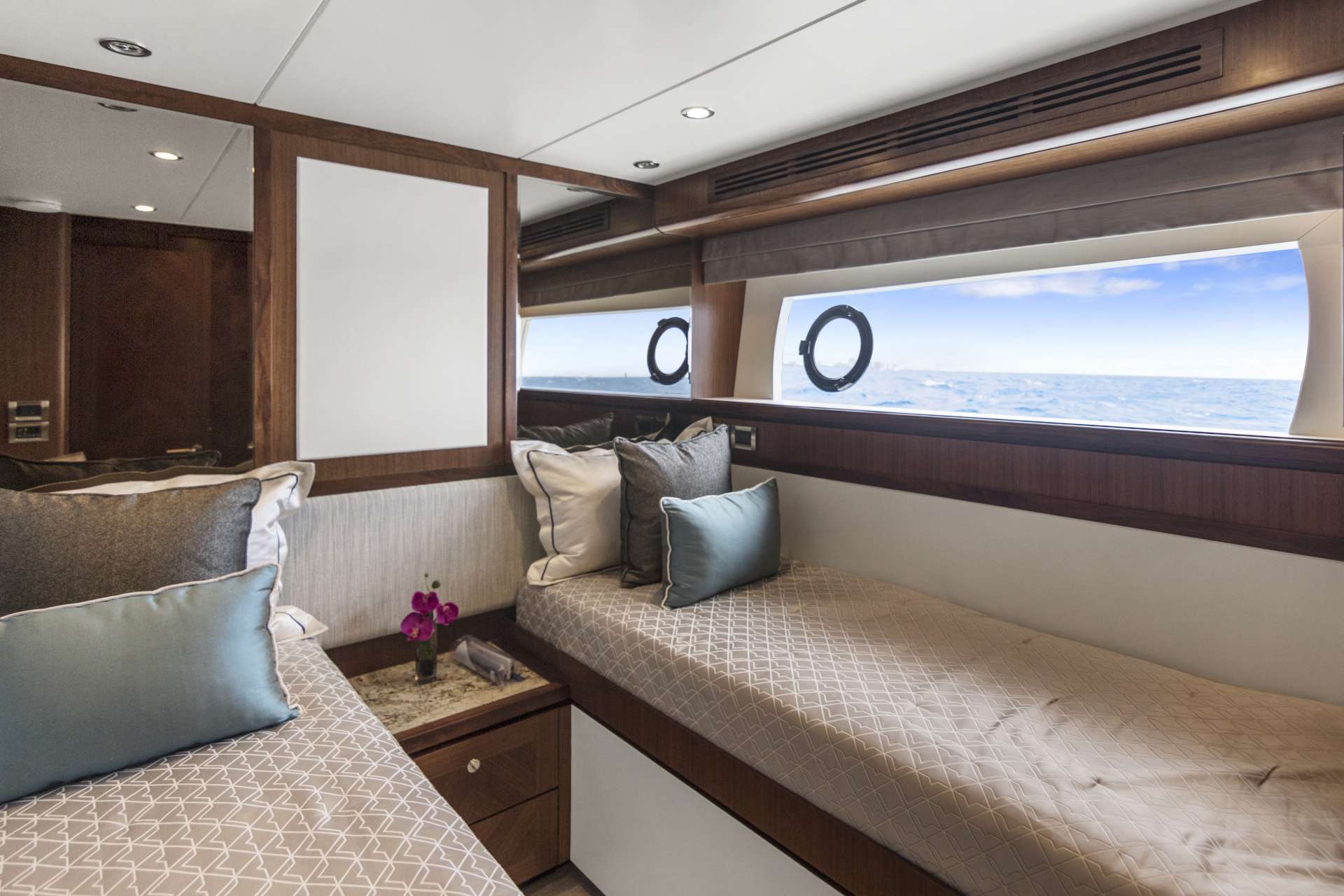 OCEAN ROSE Yacht Charter - Twin Stateroom/convertible stateroom