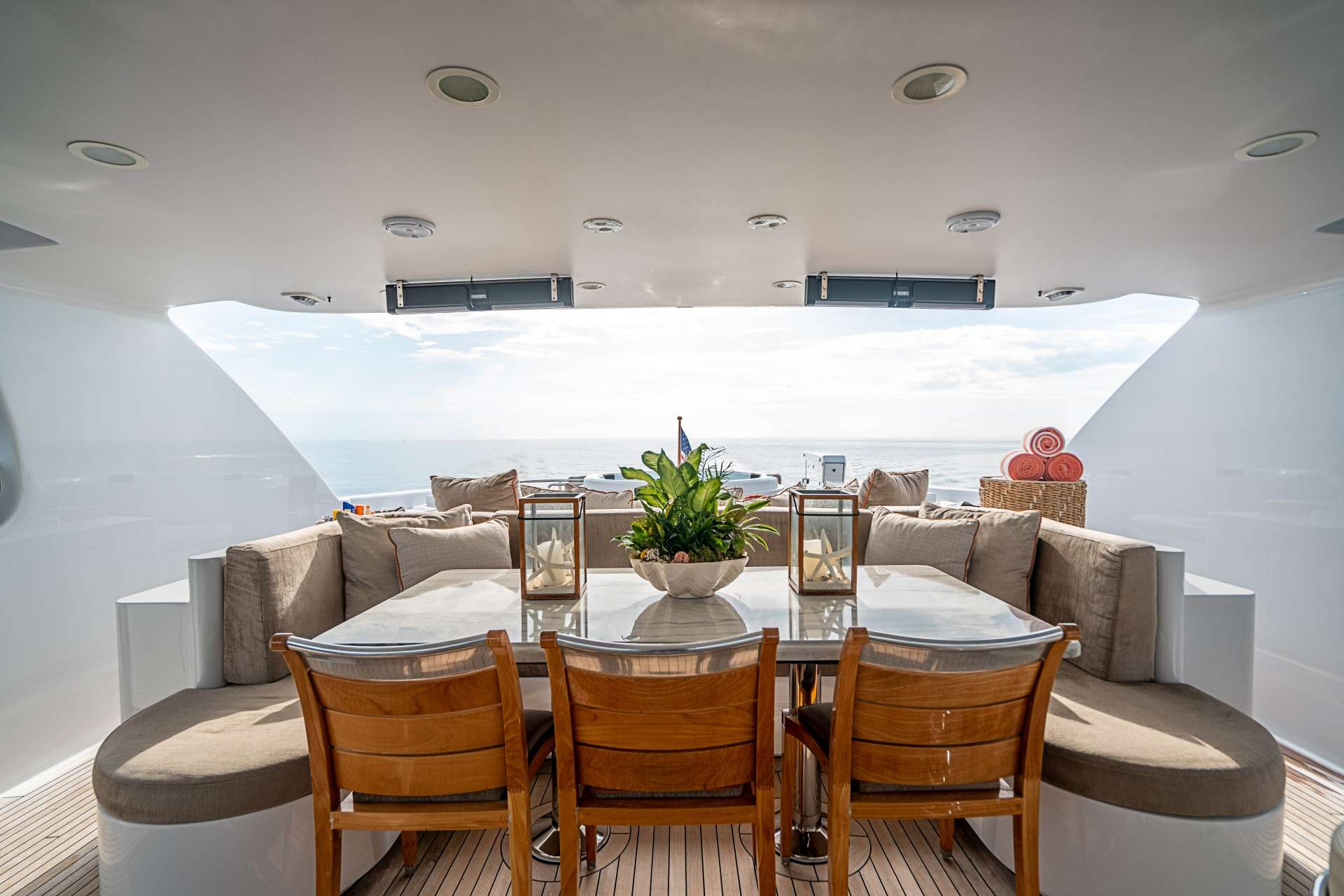 Flybridge dining and seating