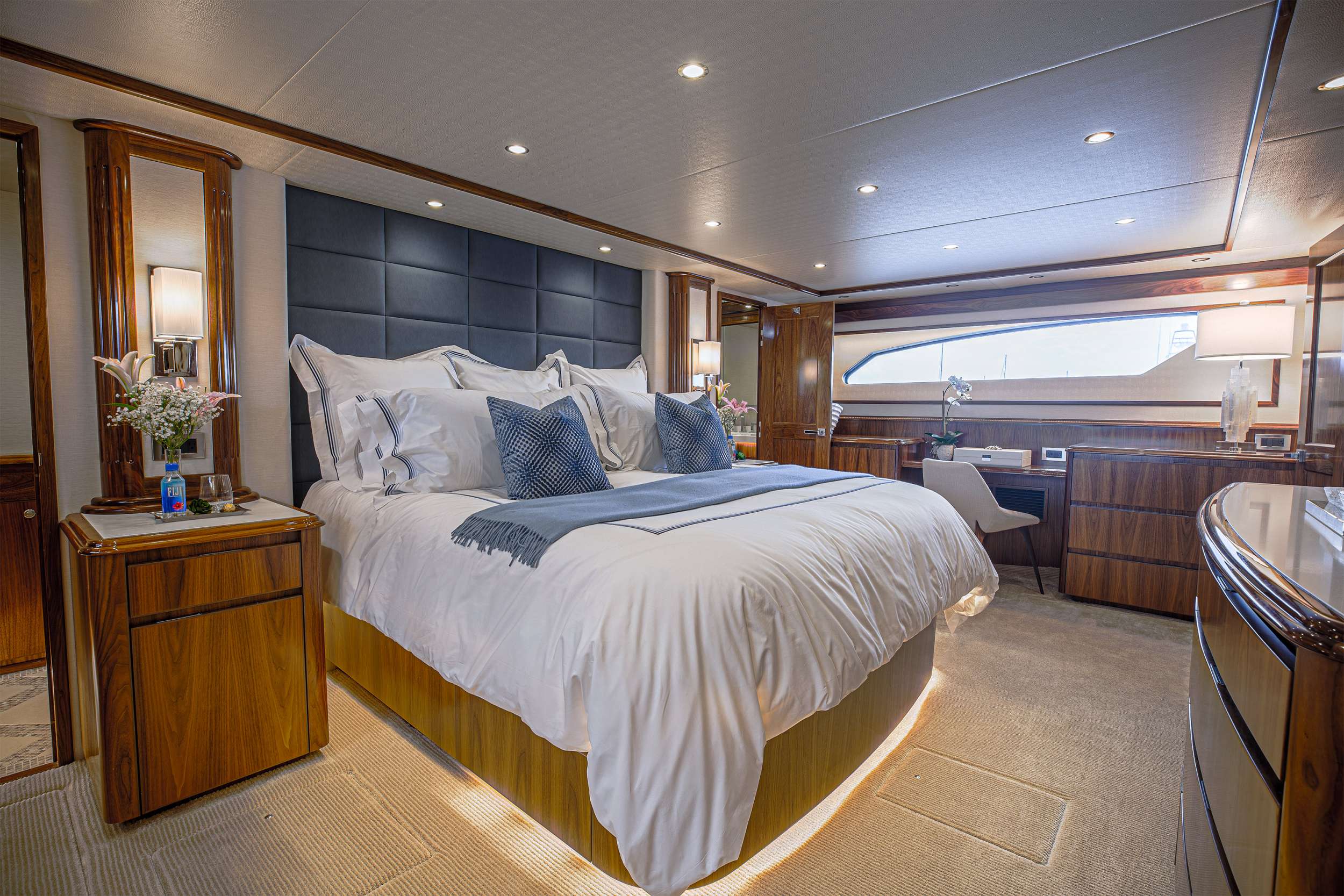 SPECULATOR 92 Yacht Charter - Master King Stateroom