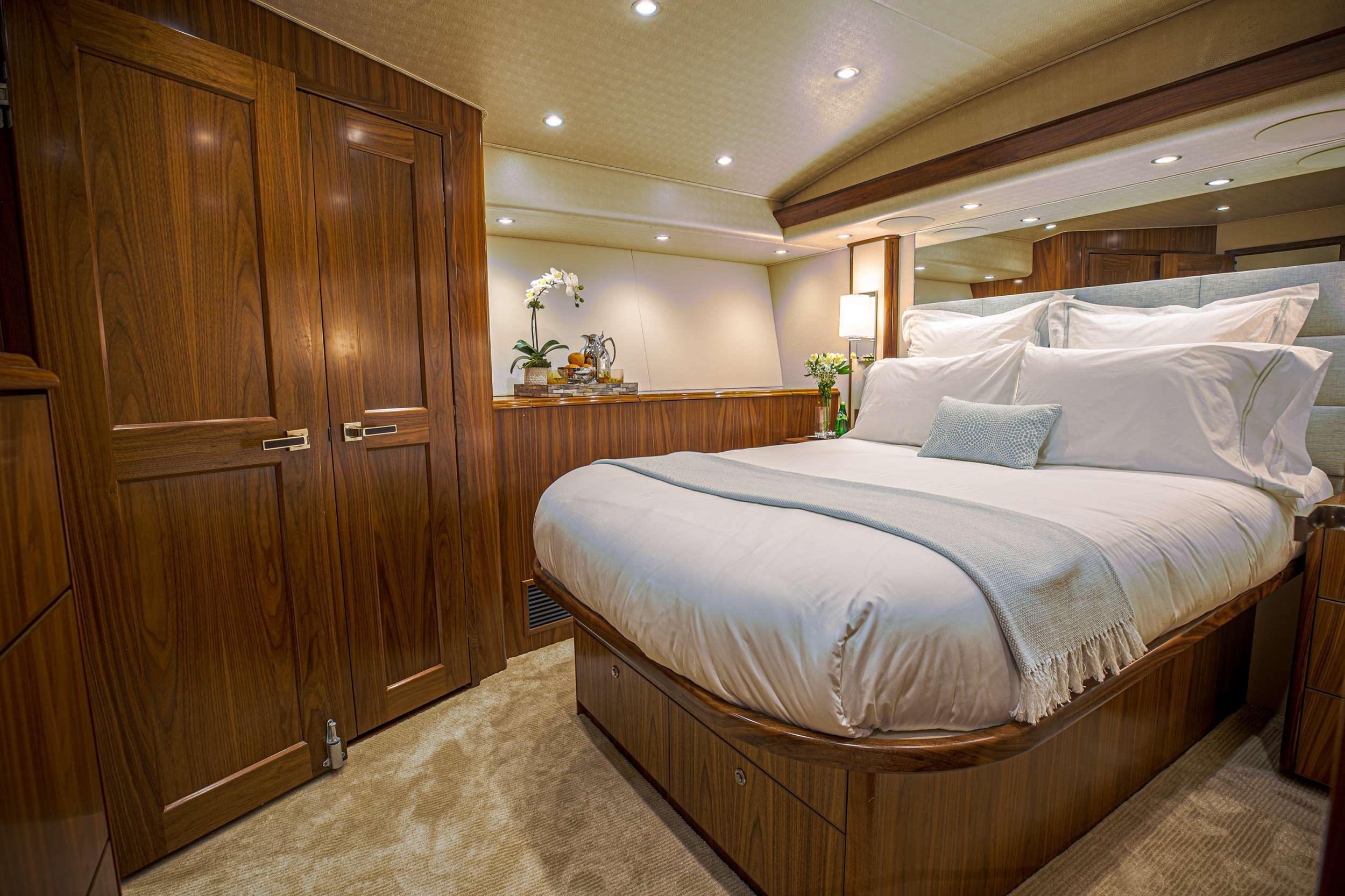 SPECULATOR 92 Yacht Charter - Queen Stateroom