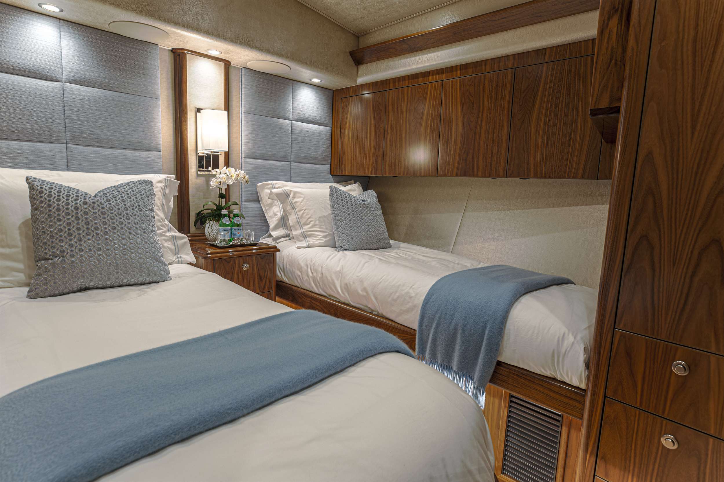 SPECULATOR 92 Yacht Charter - Guest Twin Stateroom