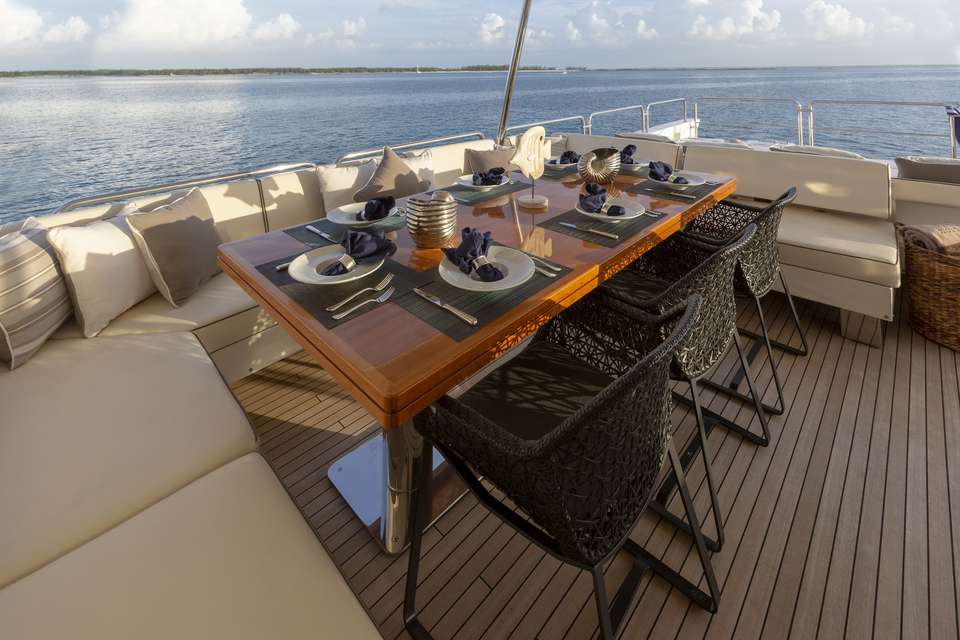 Flybridge dining