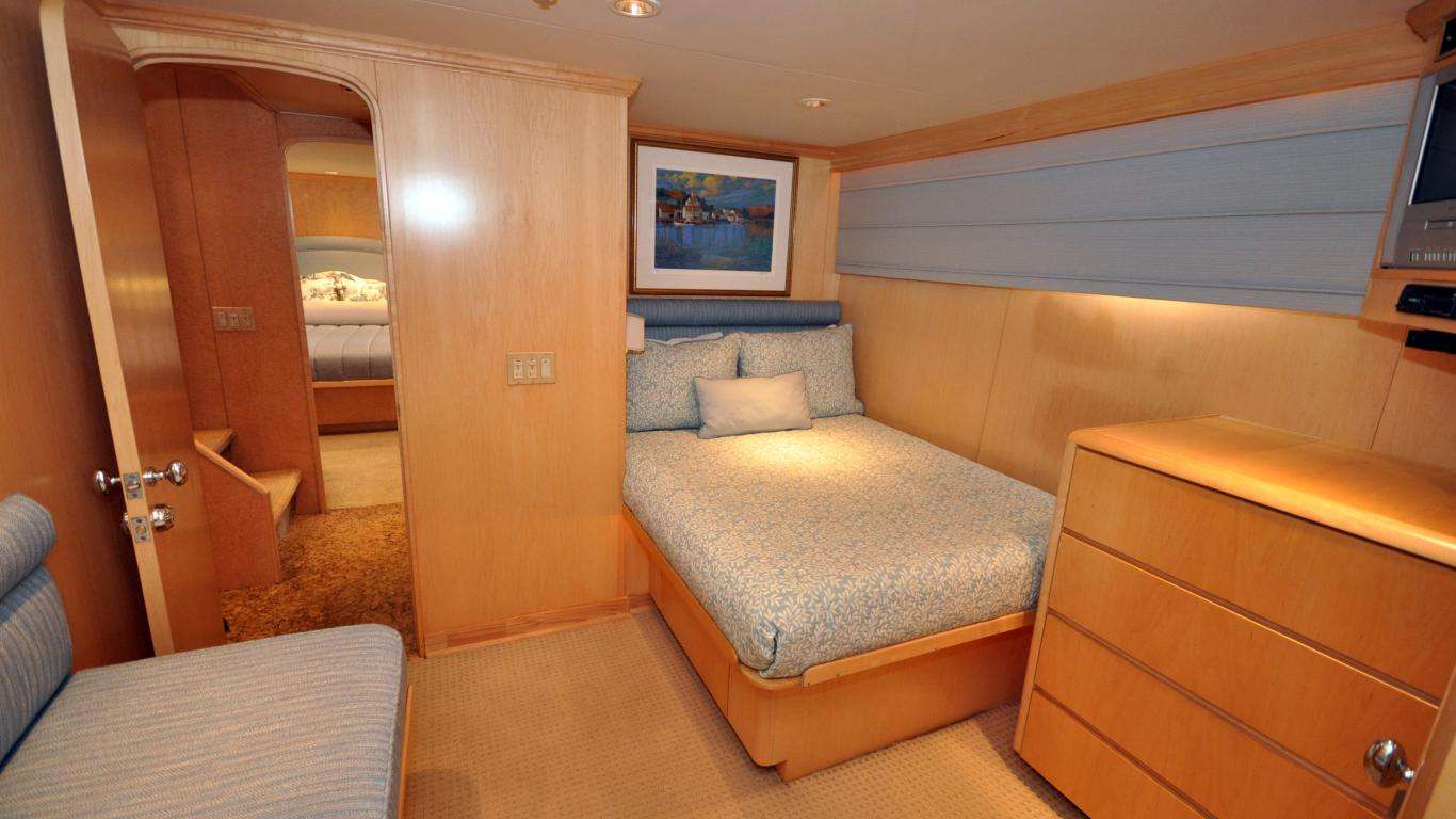 LUCKY STARS Yacht Charter - Twin guest stateroom