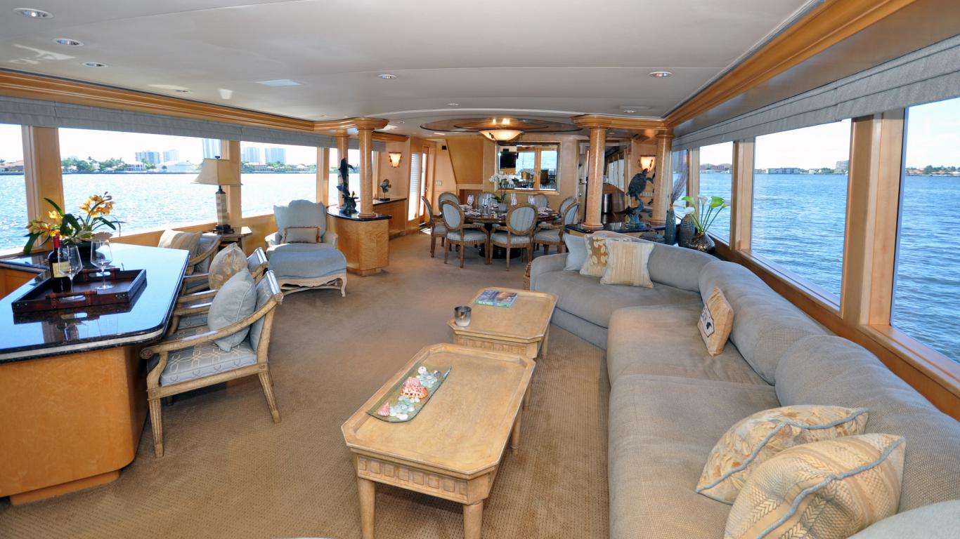 LUCKY STARS Yacht Charter - Main salon