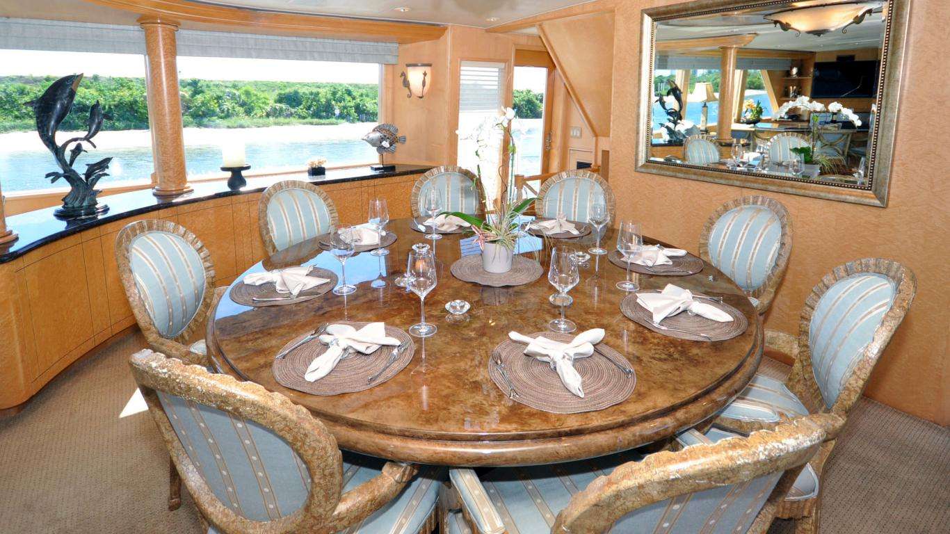 LUCKY STARS Yacht Charter - Dining salon