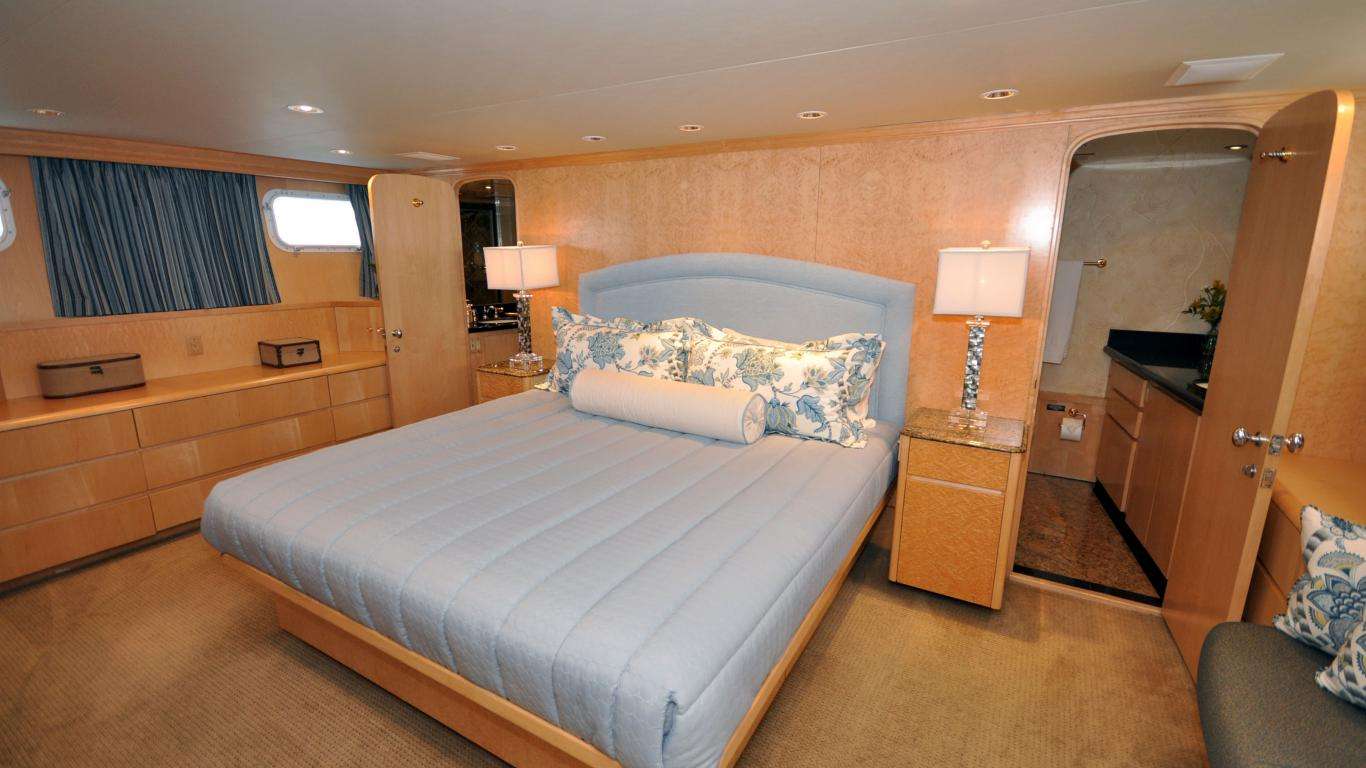 LUCKY STARS Yacht Charter - Master King stateroom