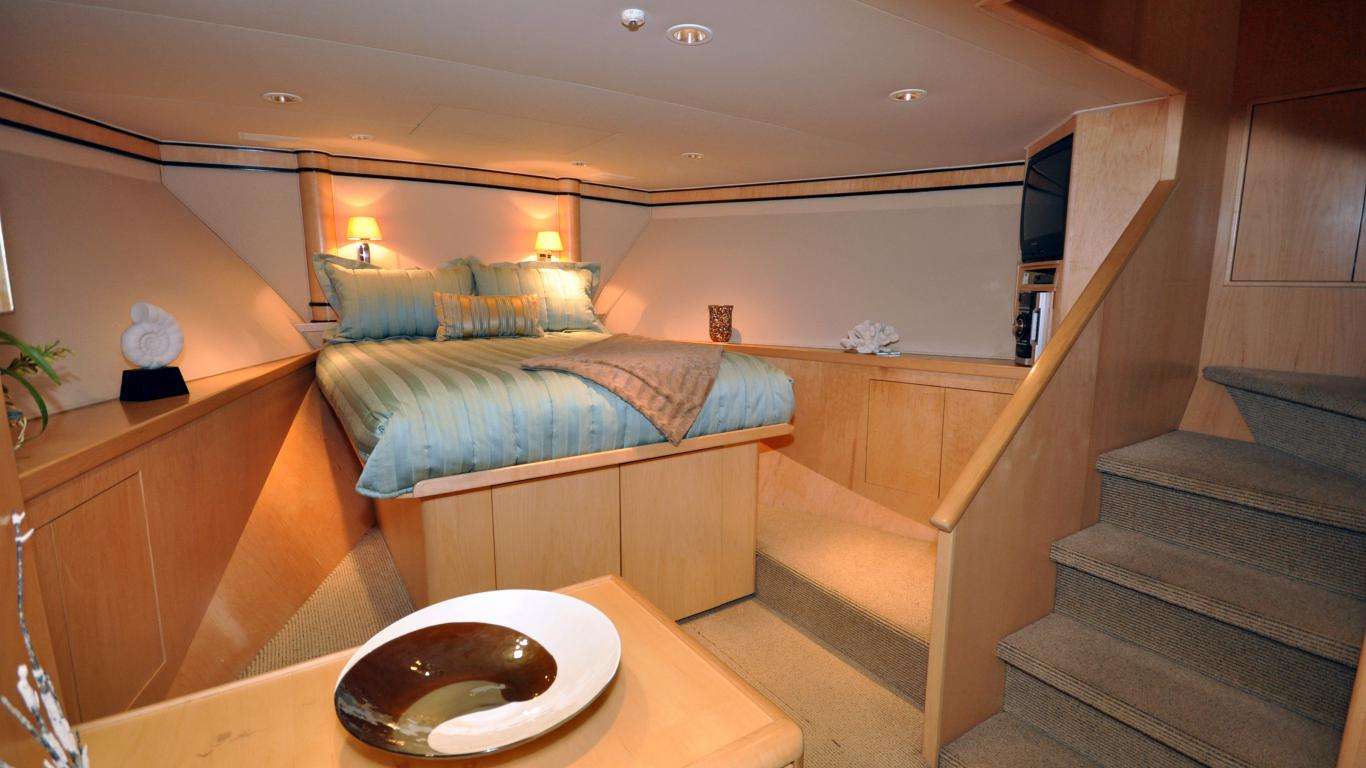 LUCKY STARS Yacht Charter - VIP Queen guest stateroom forward