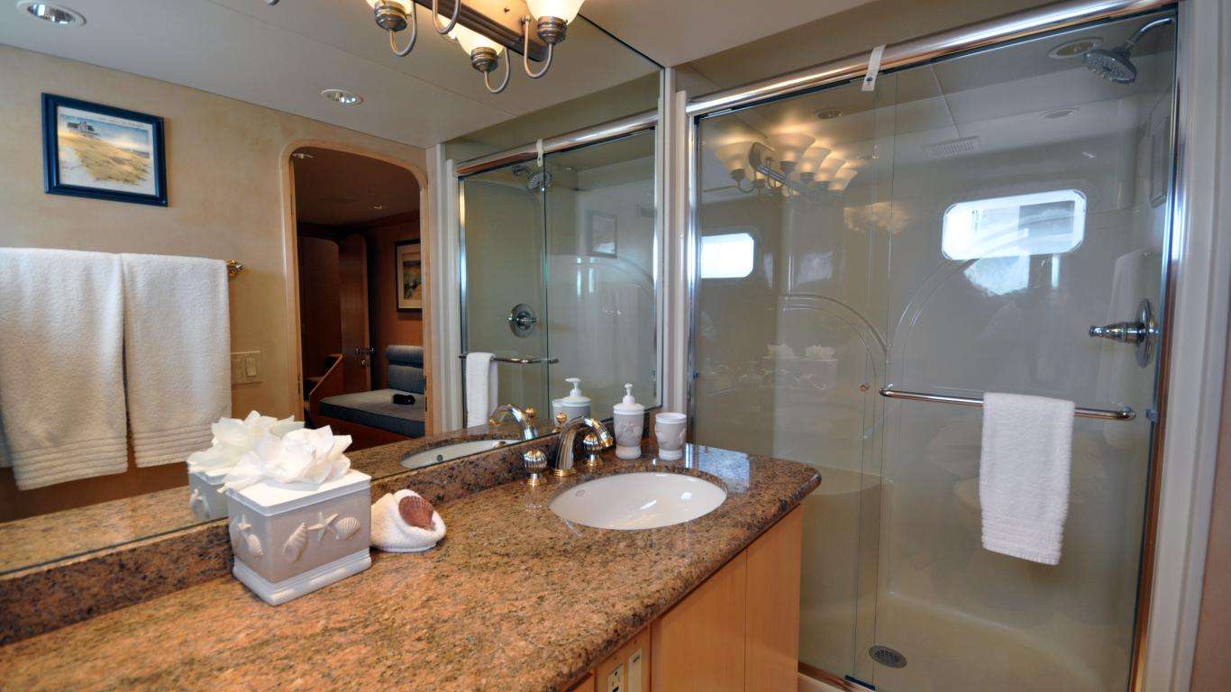 LUCKY STARS Yacht Charter - Guest Bath