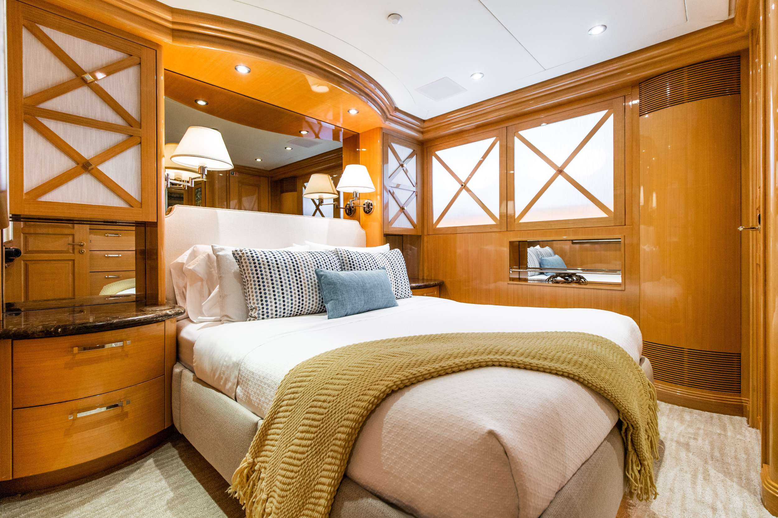 REFLECTIONS Yacht Charter - Queen guest stateroom 2