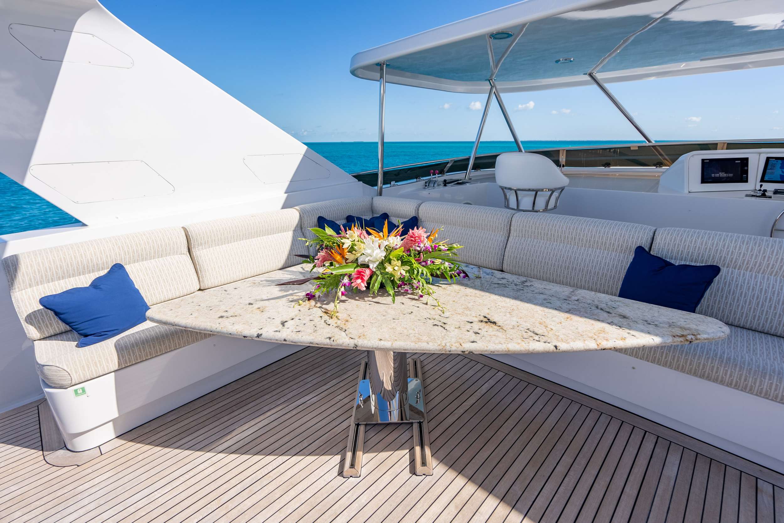 Flybridge seating foward