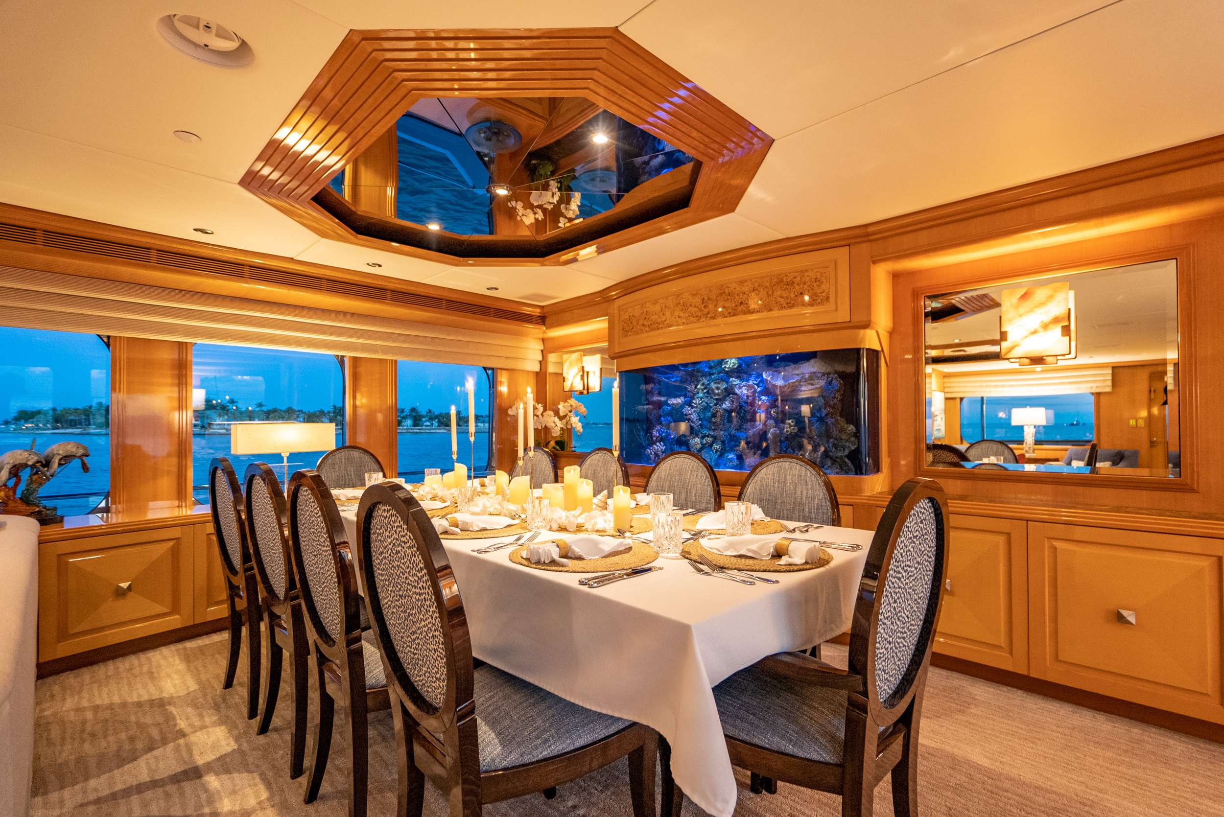 REFLECTIONS Yacht Charter - Dining Salon