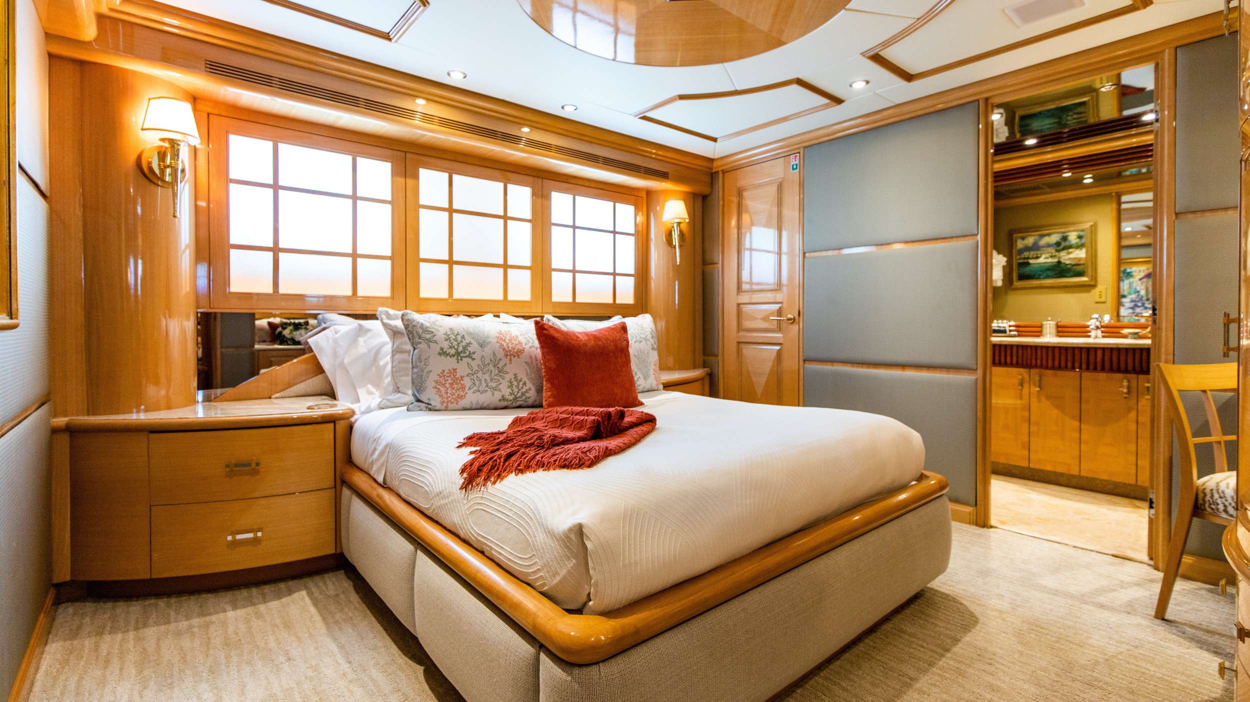 REFLECTIONS Yacht Charter - Queen guest stateroom 1
