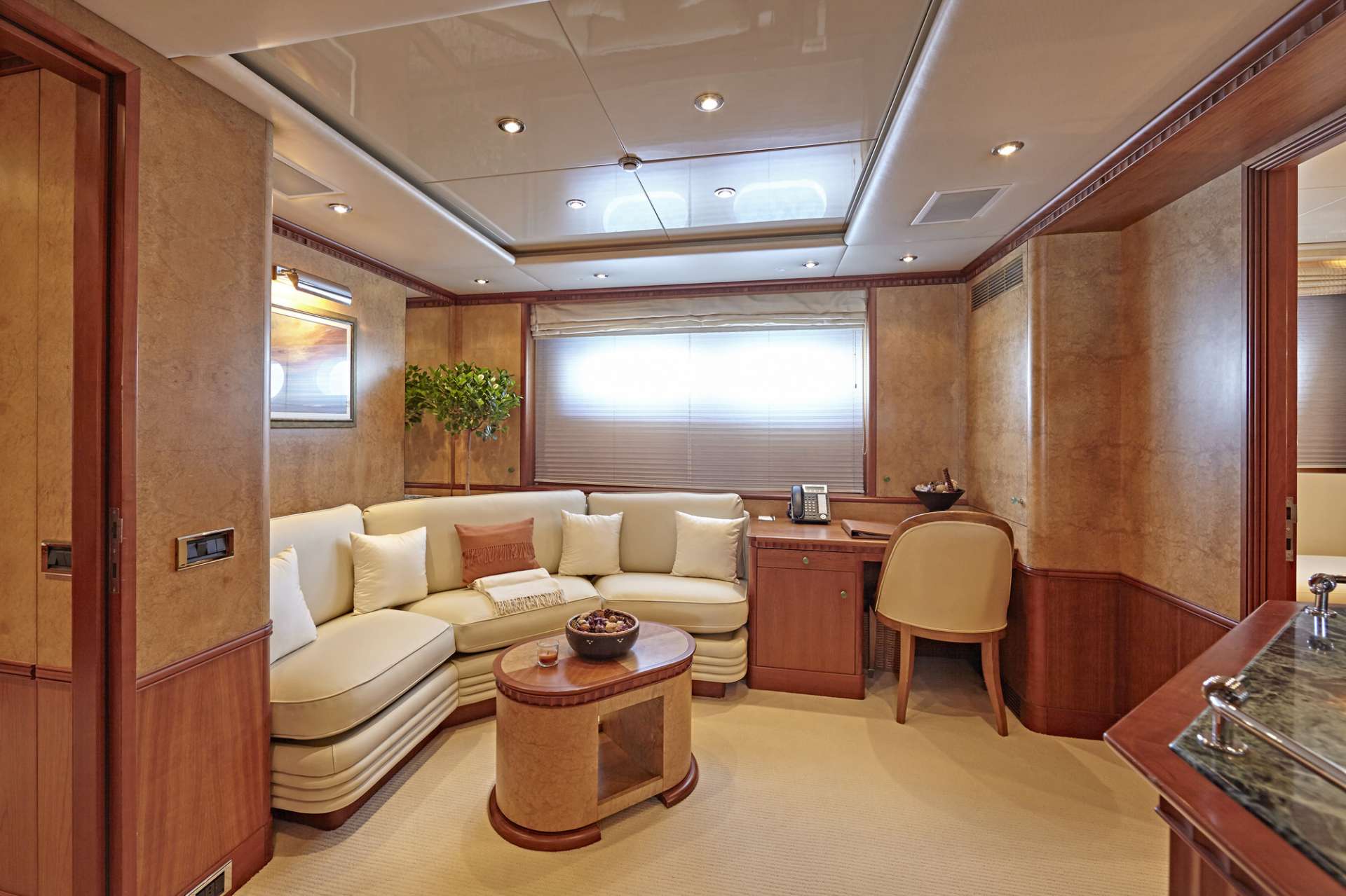 AZUL V Yacht Charter - VIP lounge