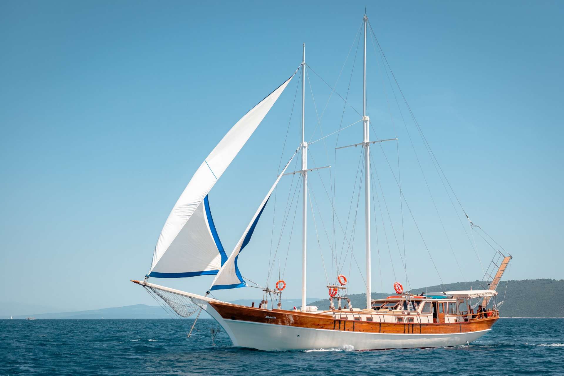 Yacht Charter Dona | Ritzy Charters