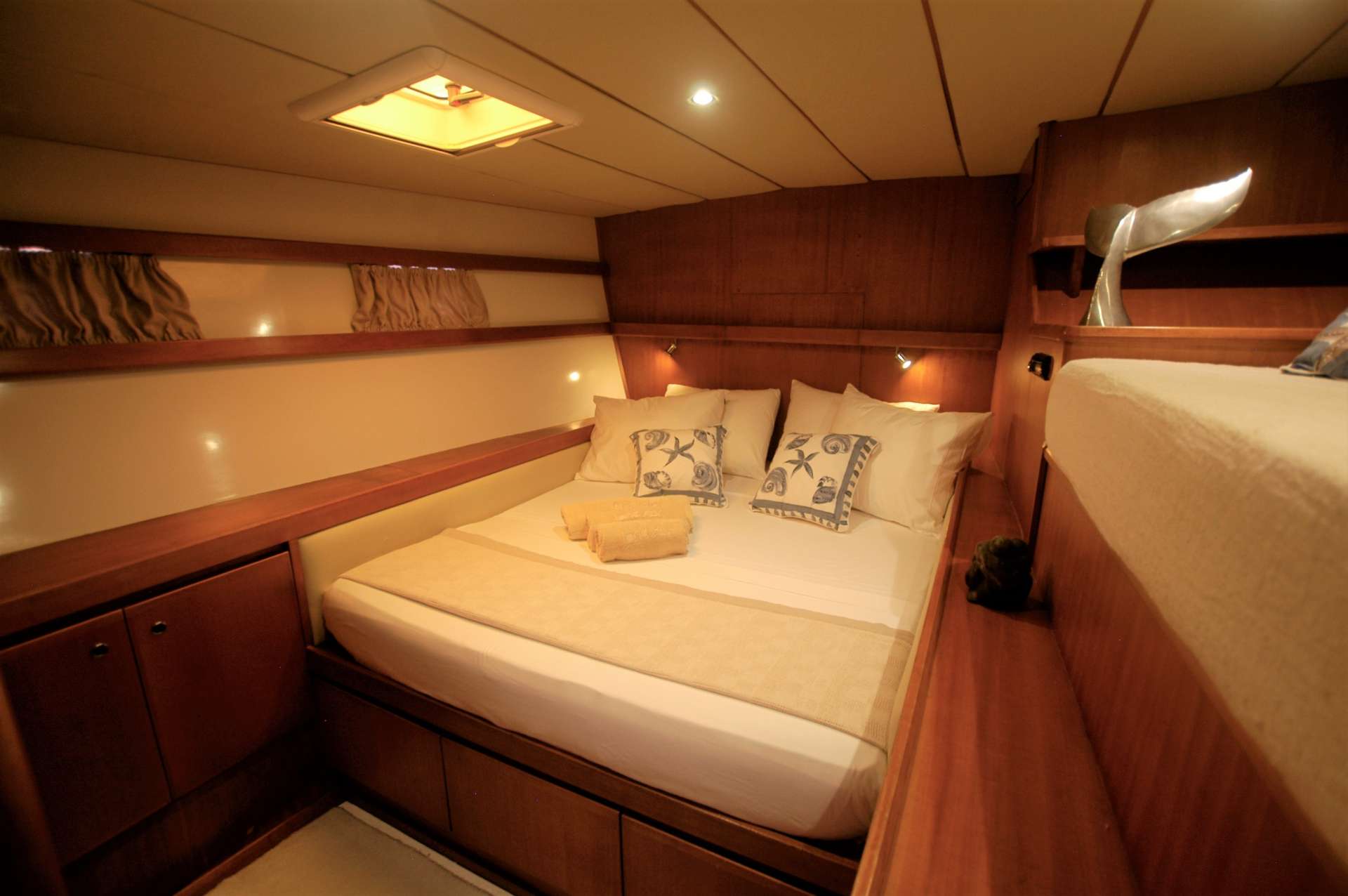 LONESTAR Yacht Charter - Four double and 2 twin cabins