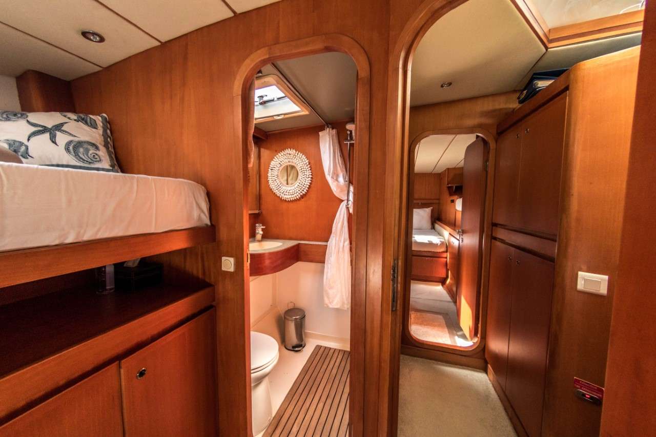 LONESTAR Yacht Charter - LONESTAR Cabin