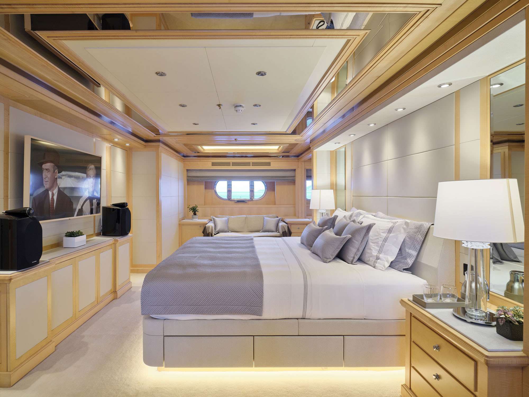 INVADER Yacht Charter - Master Suite