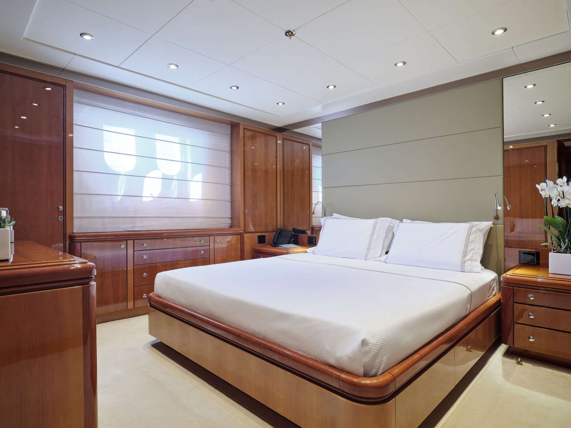 INVADER Yacht Charter - VIP I Suite