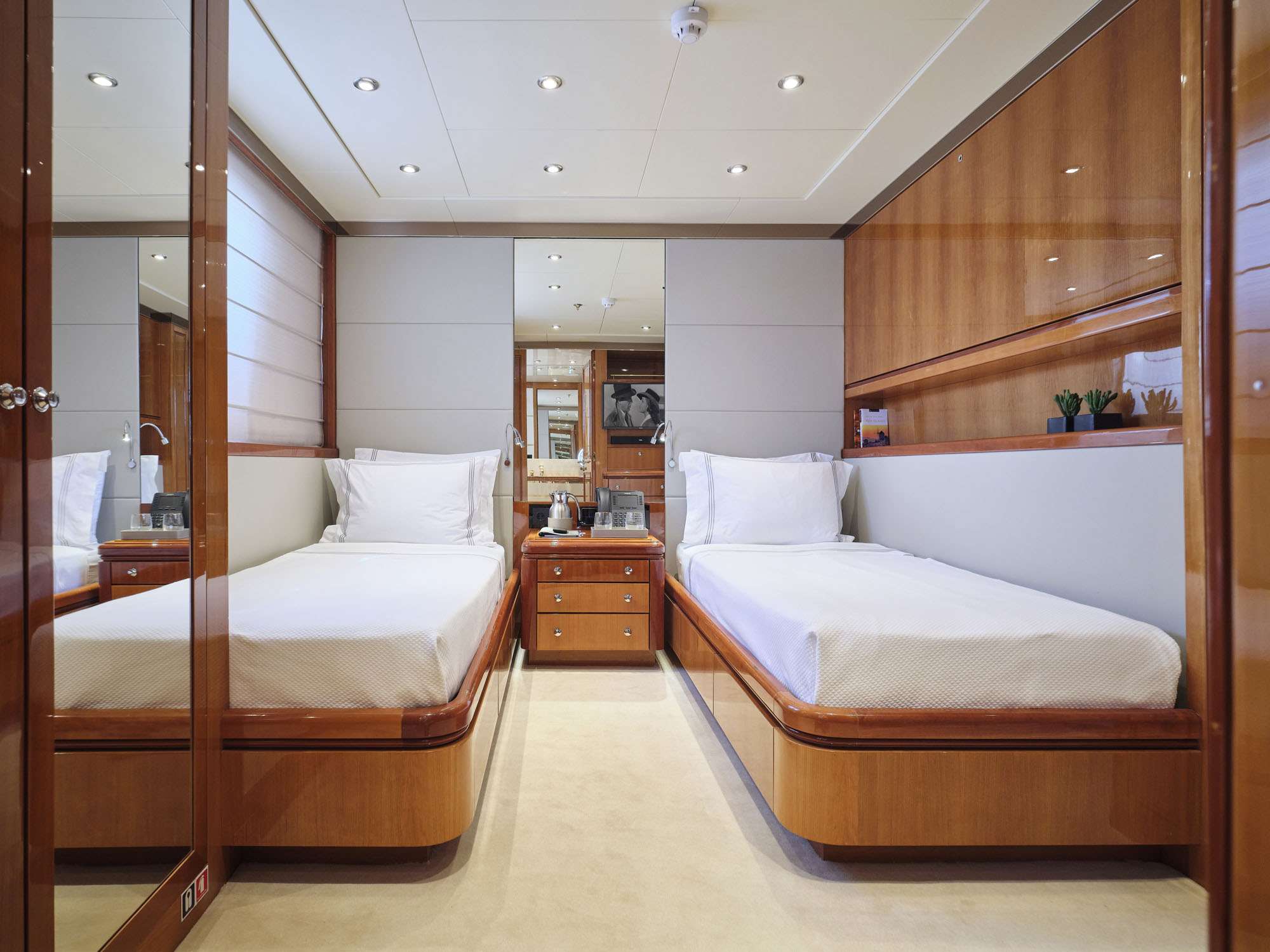 INVADER Yacht Charter - Twin Stateroom with pullman berth