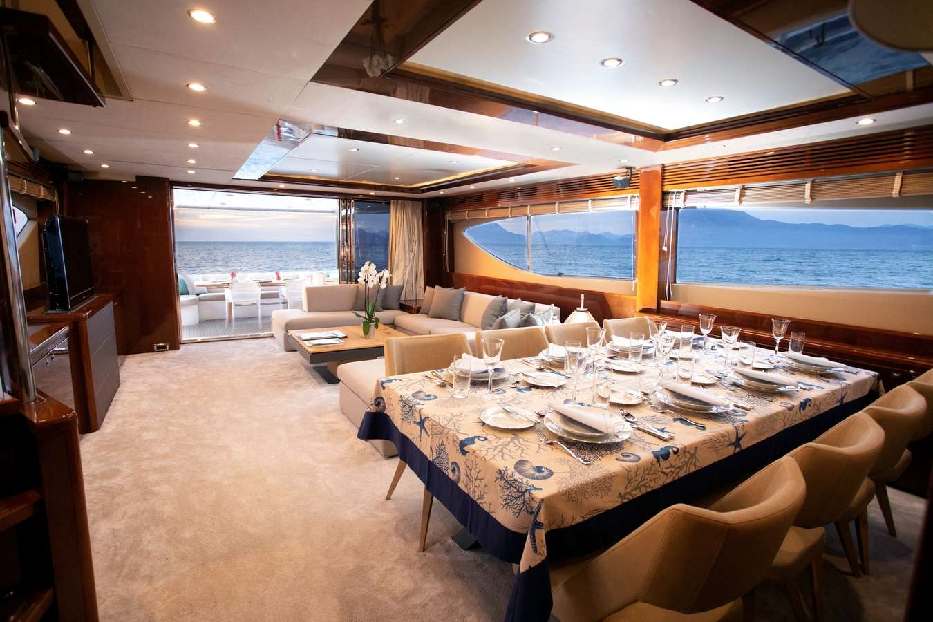 Salon Dining