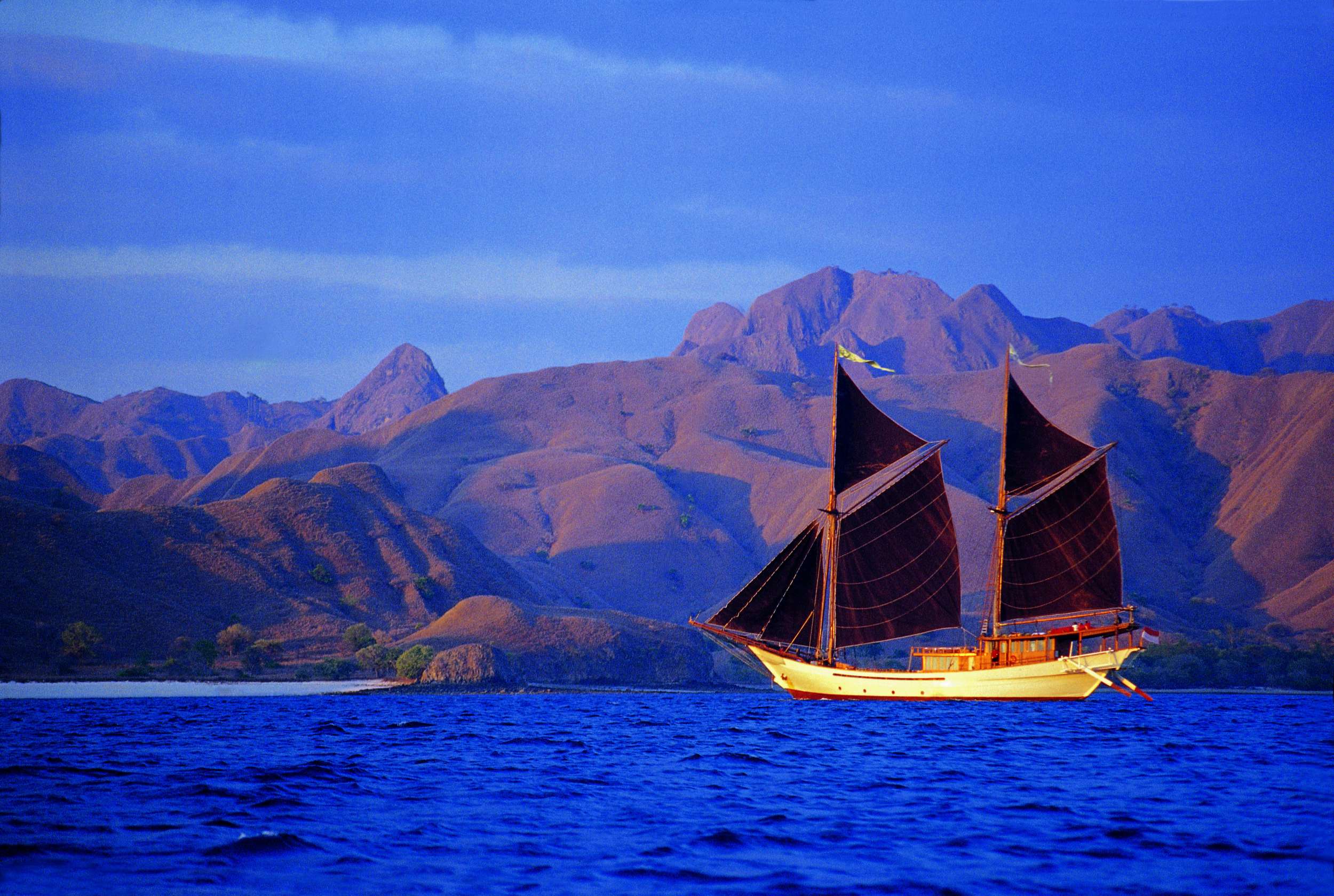 Silolona sailing Komodo