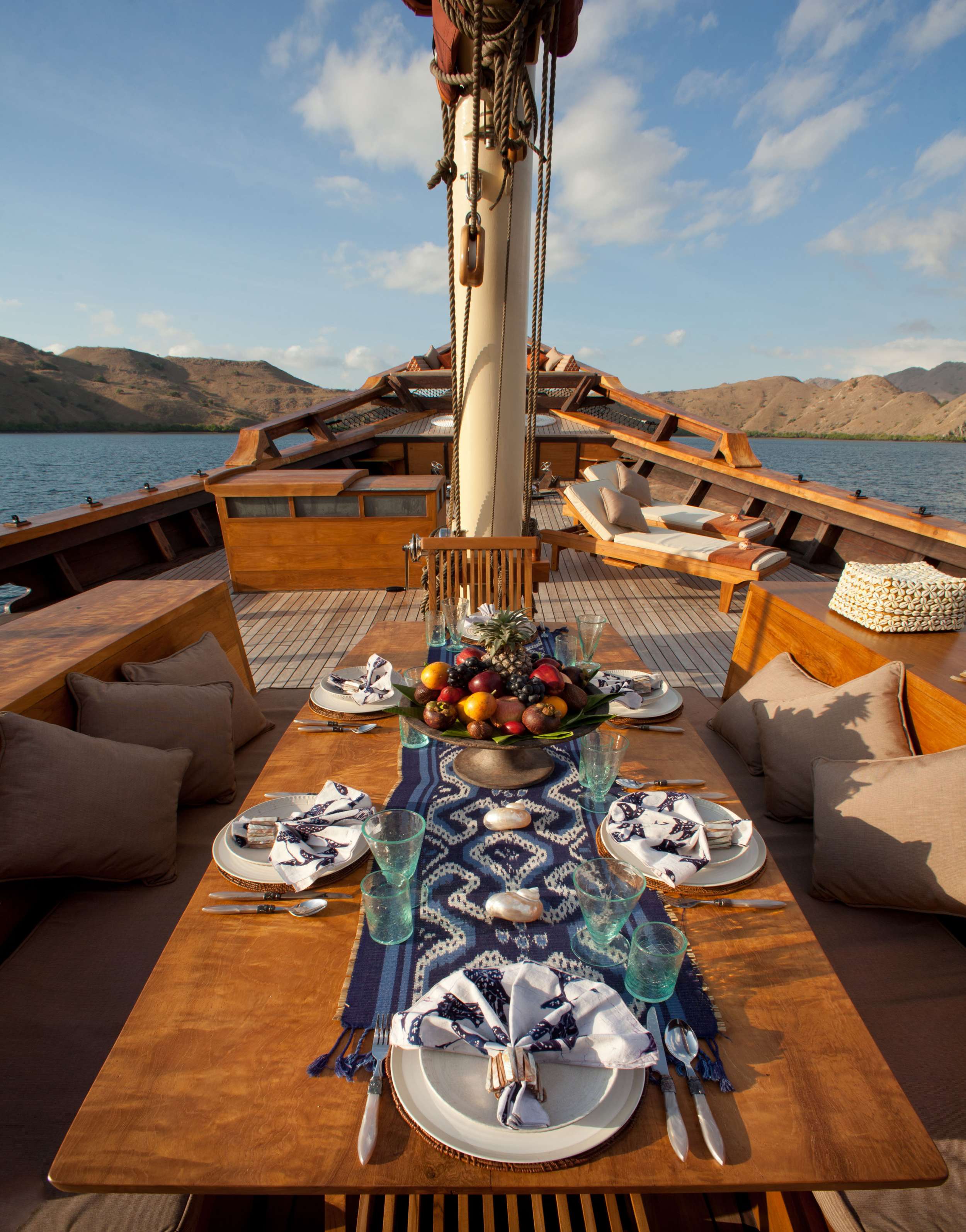 Si Datu Bua Yacht Charter - Table setting