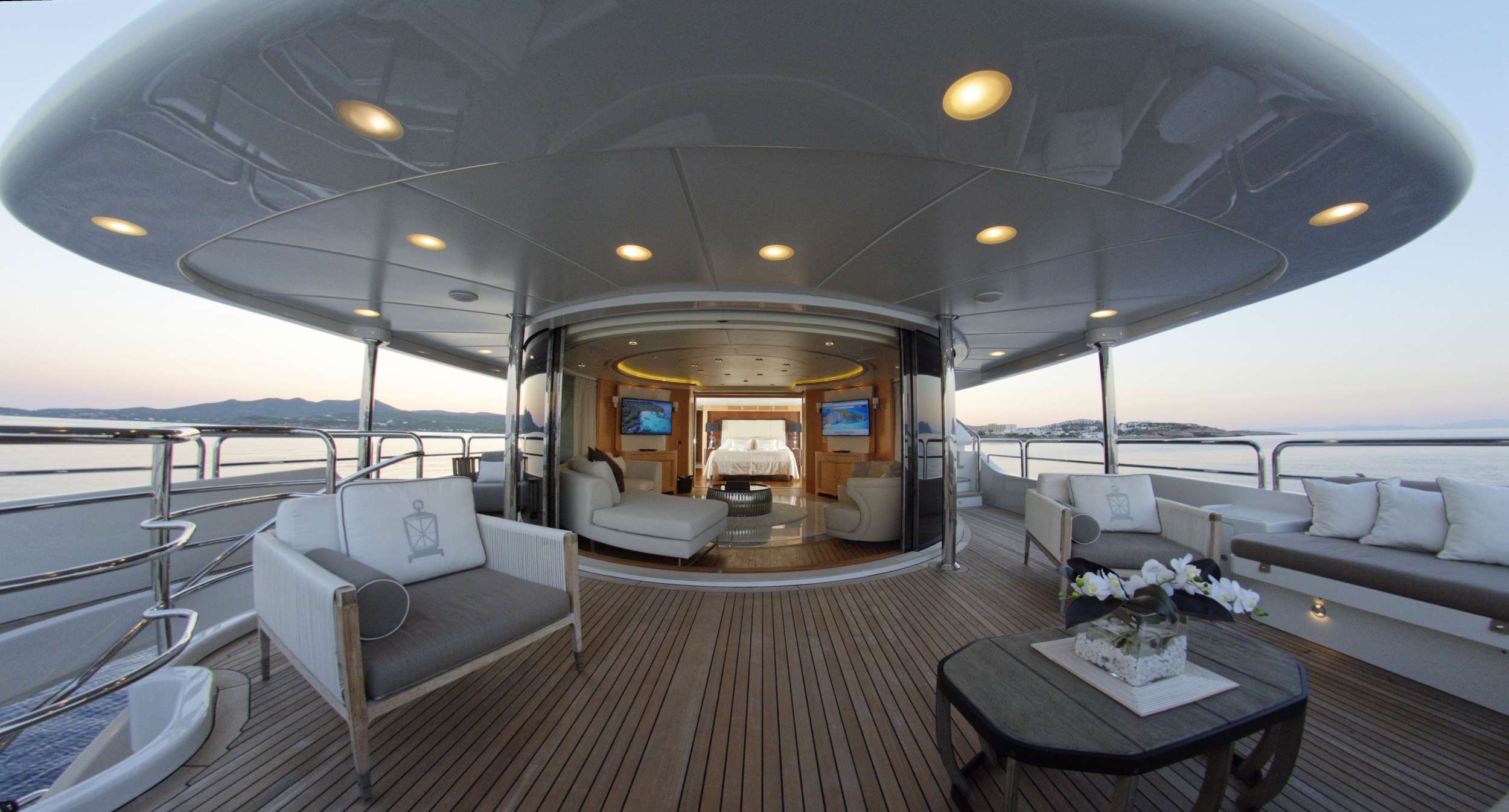 GRANDE AMORE Yacht Charter - Bridge Deck SKYLOUNGE &amp; 2nd Master cabin - 2nd Master cabin can be totally separated from the Skylounge