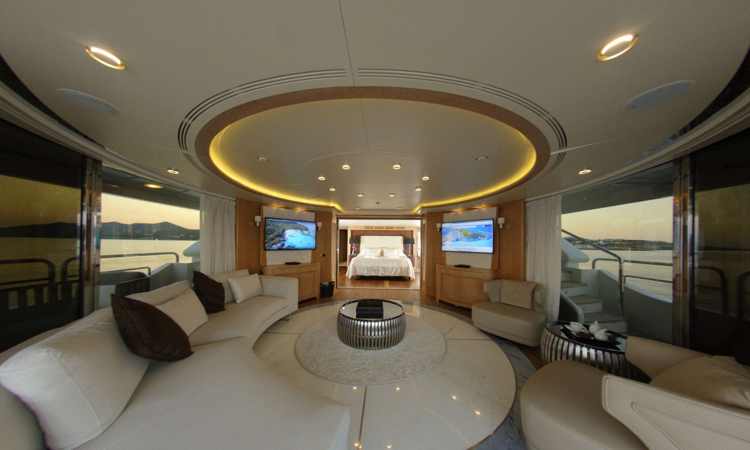 GRANDE AMORE Yacht Charter - Bridge Deck SKYLOUNGE &amp; 2nd Master cabin - 2nd Master cabin can be totally separated from the Skylounge