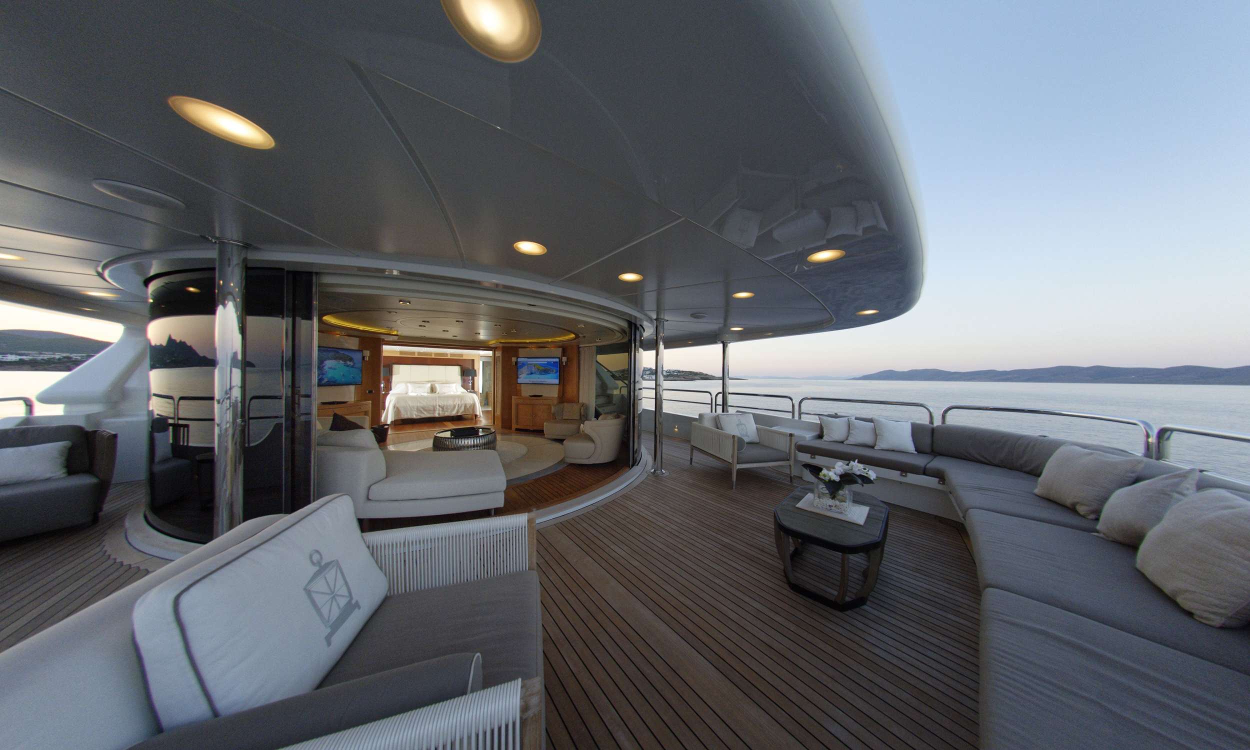 GRANDE AMORE Yacht Charter - Bridge Deck with SKYLOUNGE &amp; 2nd Master Cabin which can be totally separated by the Skylounge