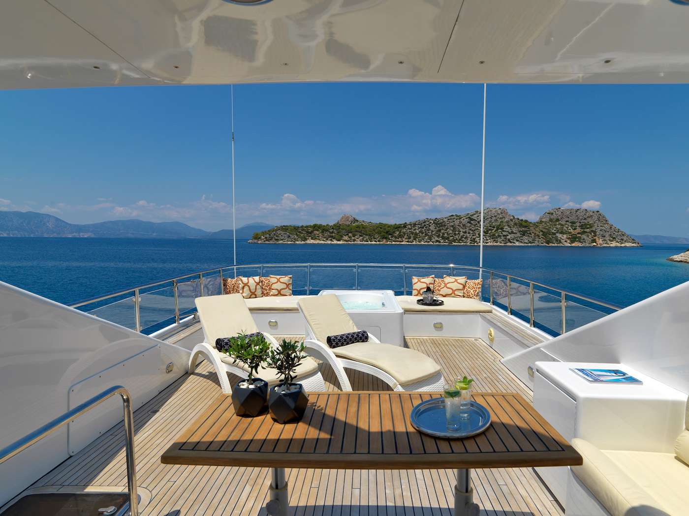 Sundeck Jacuzzi 