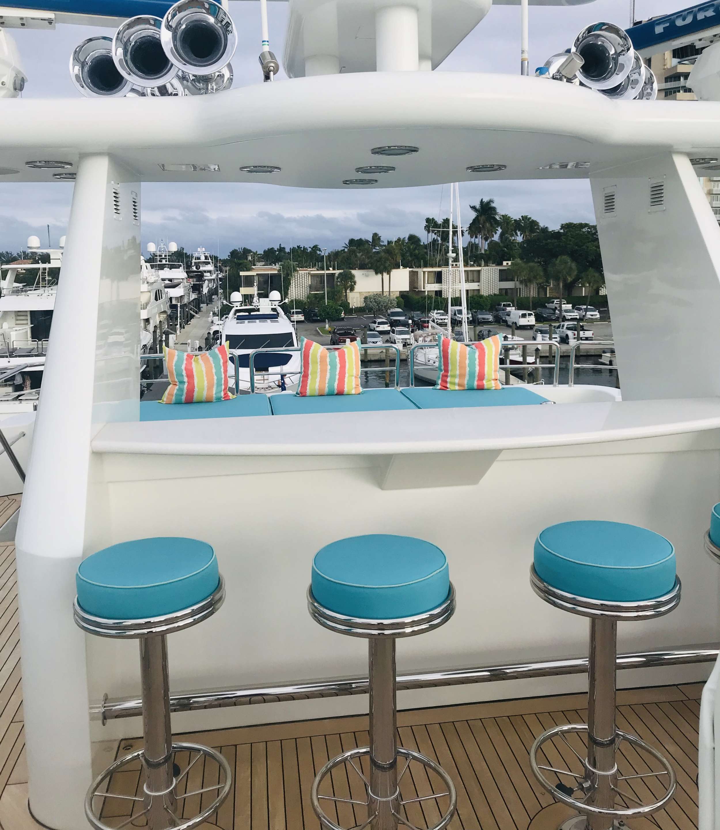 Sundeck bar