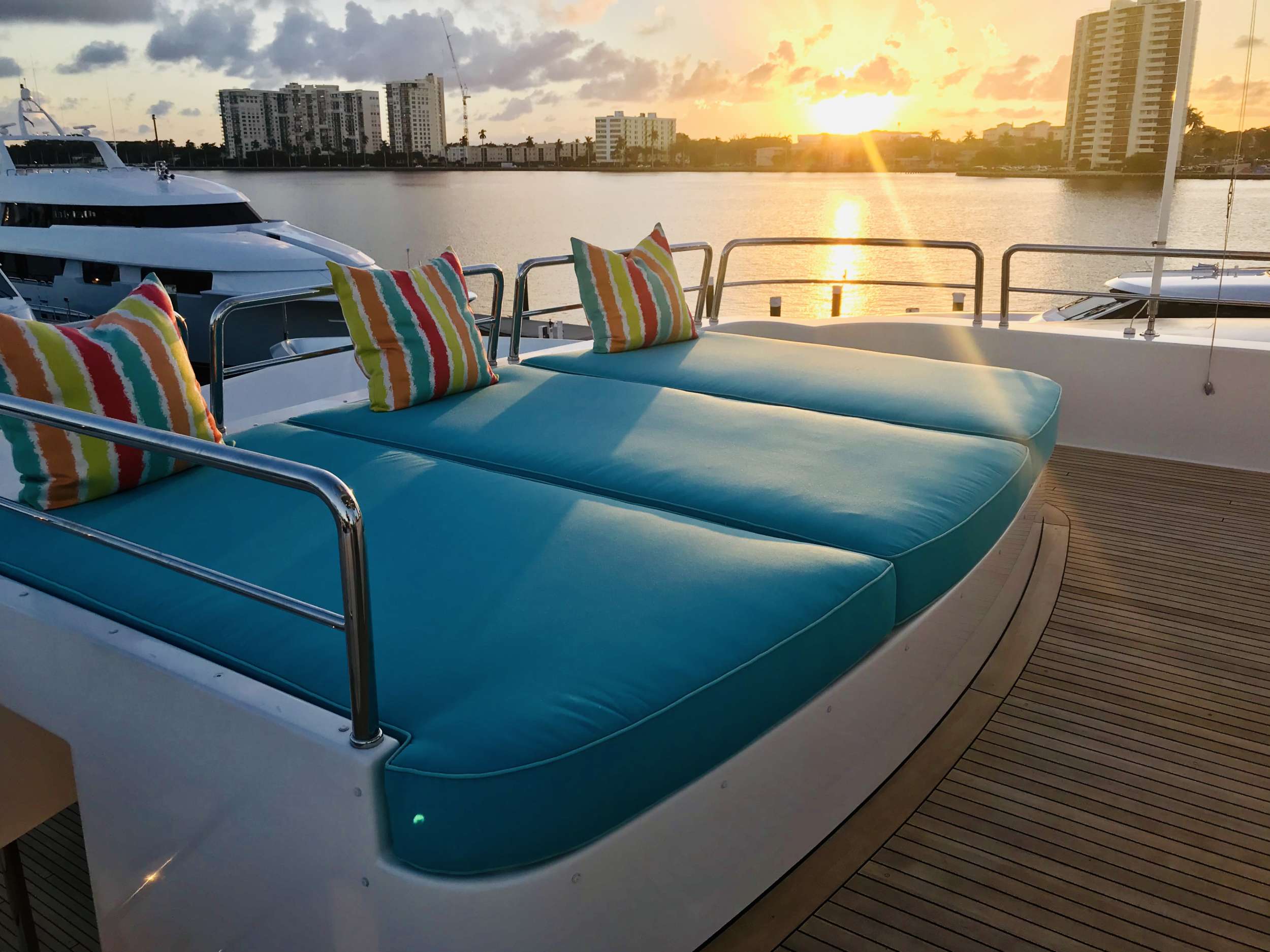 Sundeck - aft sunbed