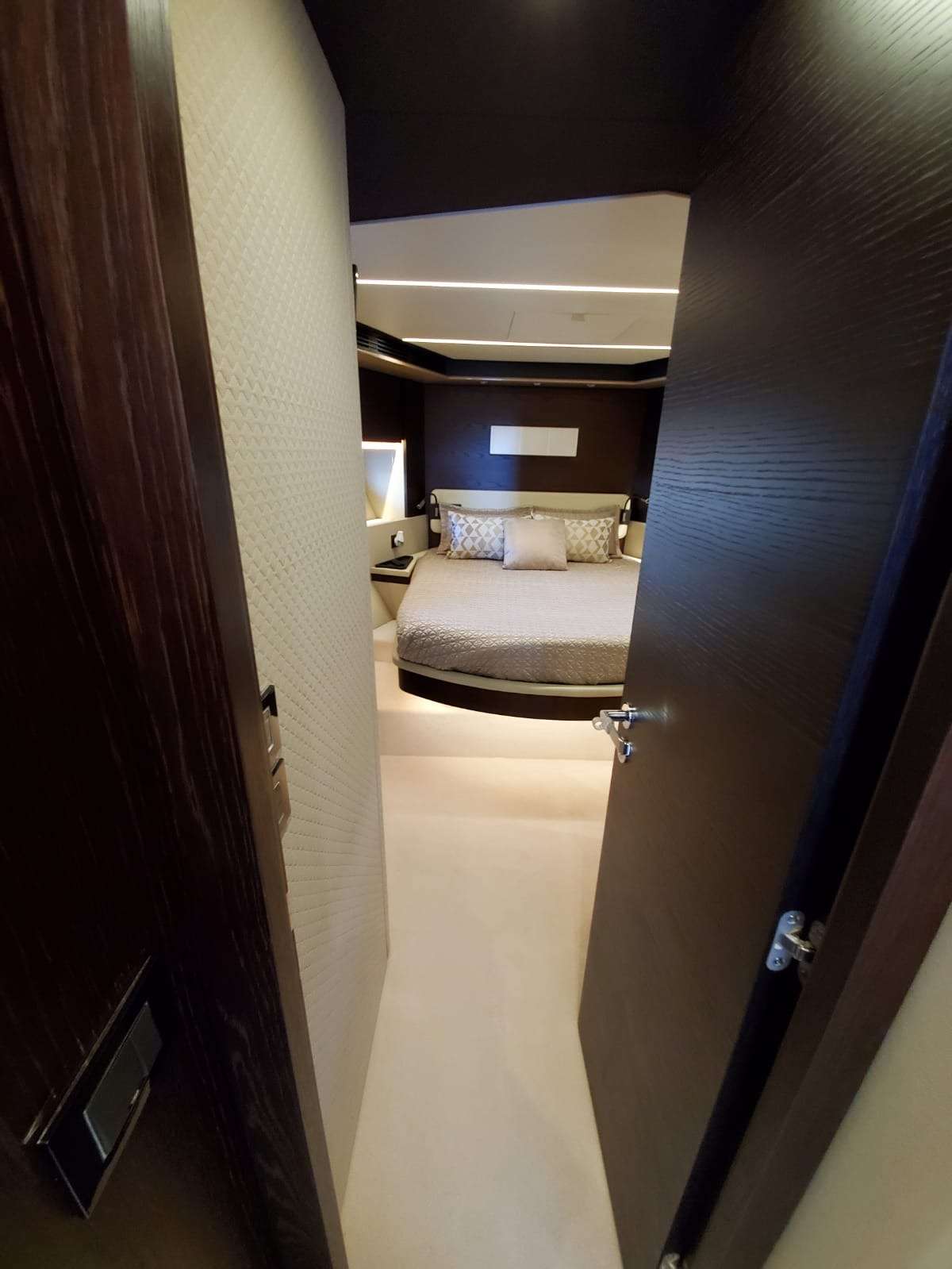 No Name Yacht Charter - VIP Queen Suite