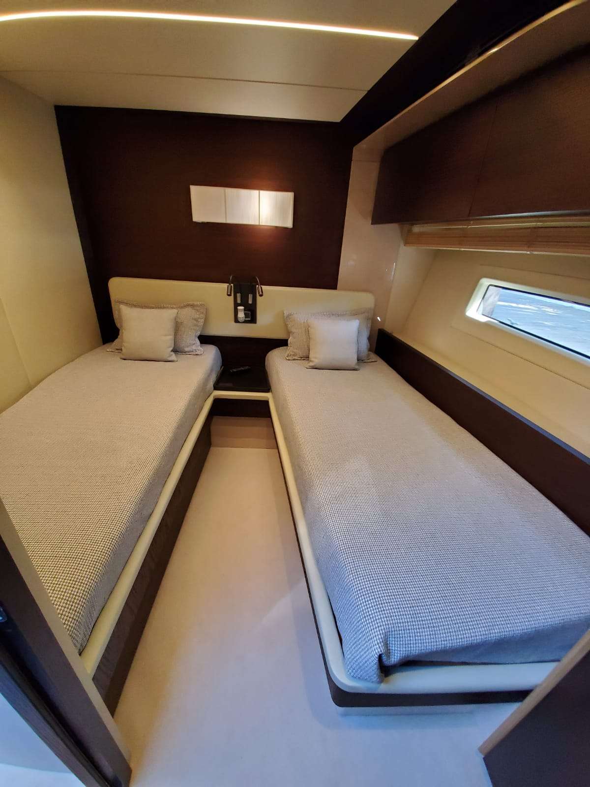 No Name Yacht Charter - Twin Suite