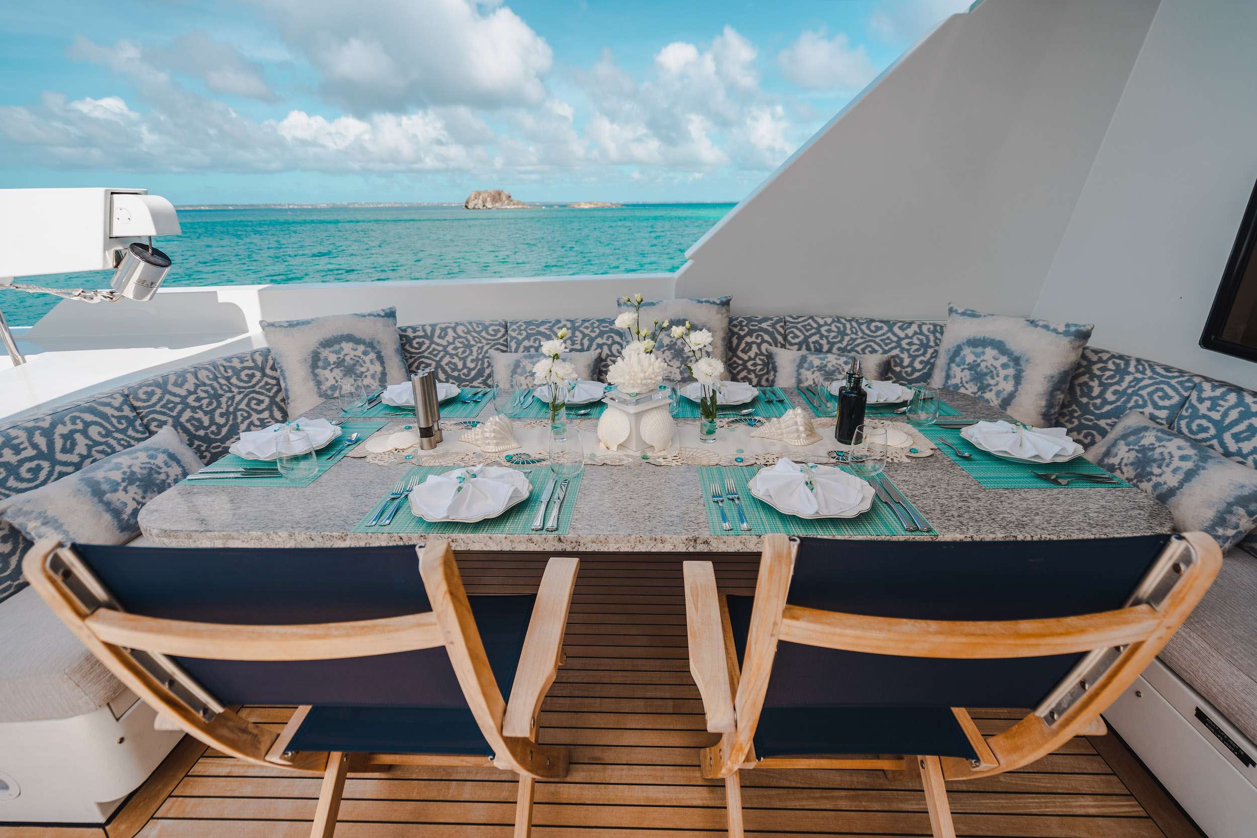 GALE WINDS Yacht Charter - Skylounge Aft Dining