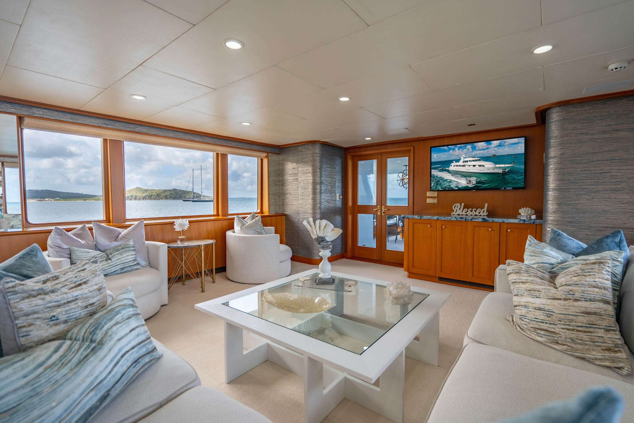 GALE WINDS Yacht Charter - Salon Seating