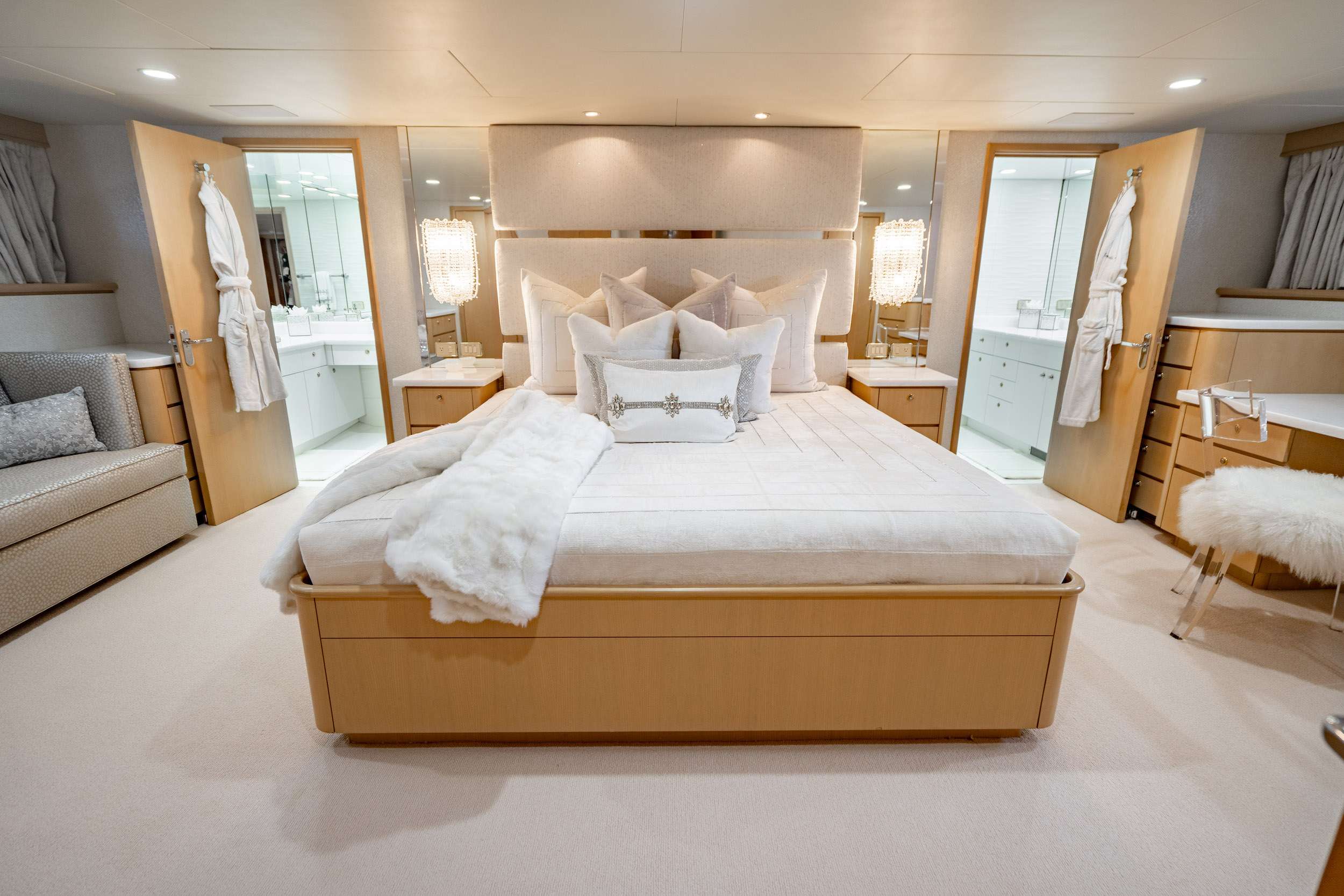 GALE WINDS Yacht Charter - Master Stateroom