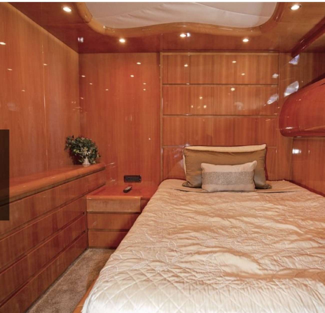 103' Custom Build Yacht Charter - Double Stateroom