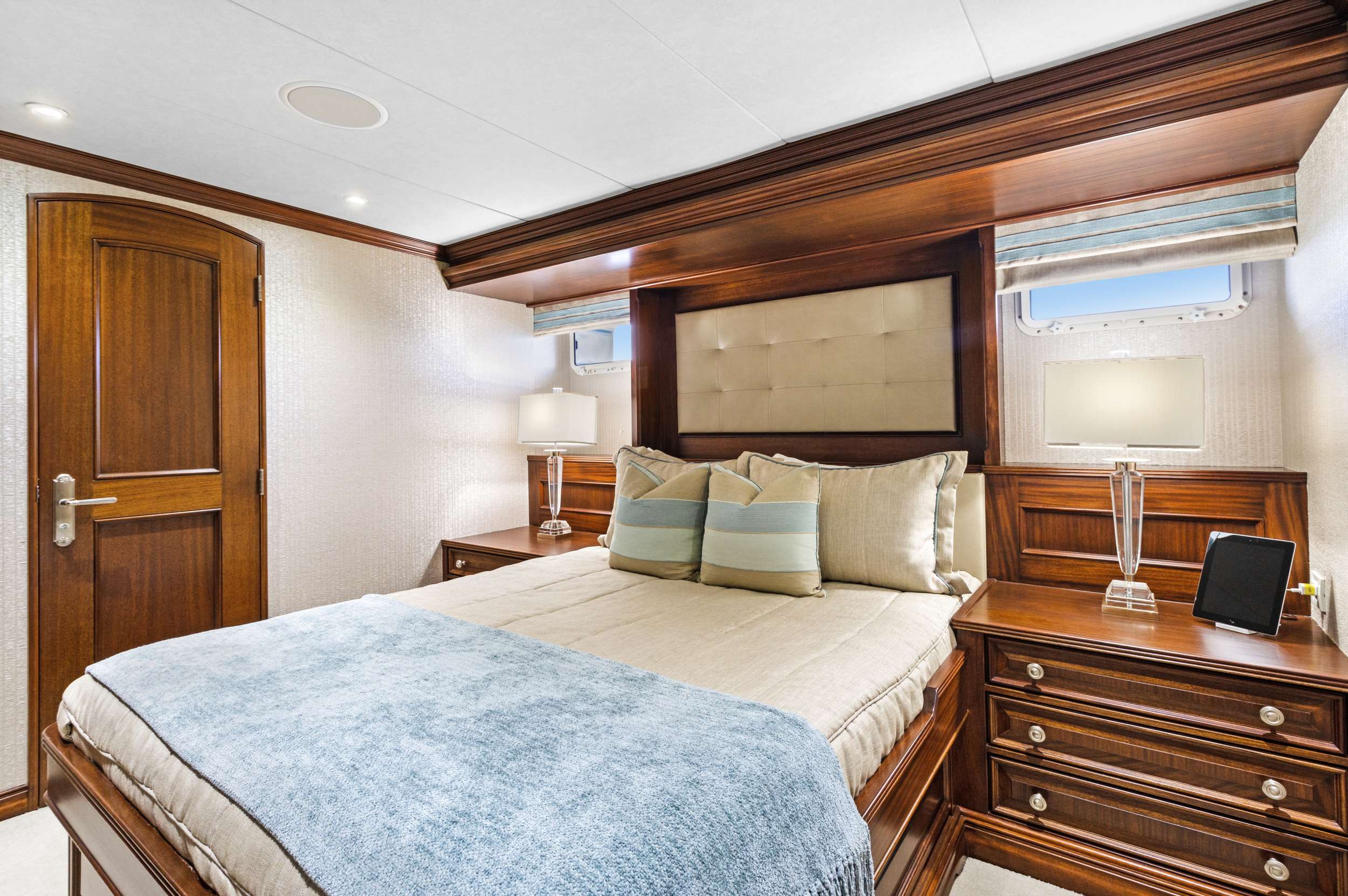 LOOSE ENDS Yacht Charter - Guest Stateroom