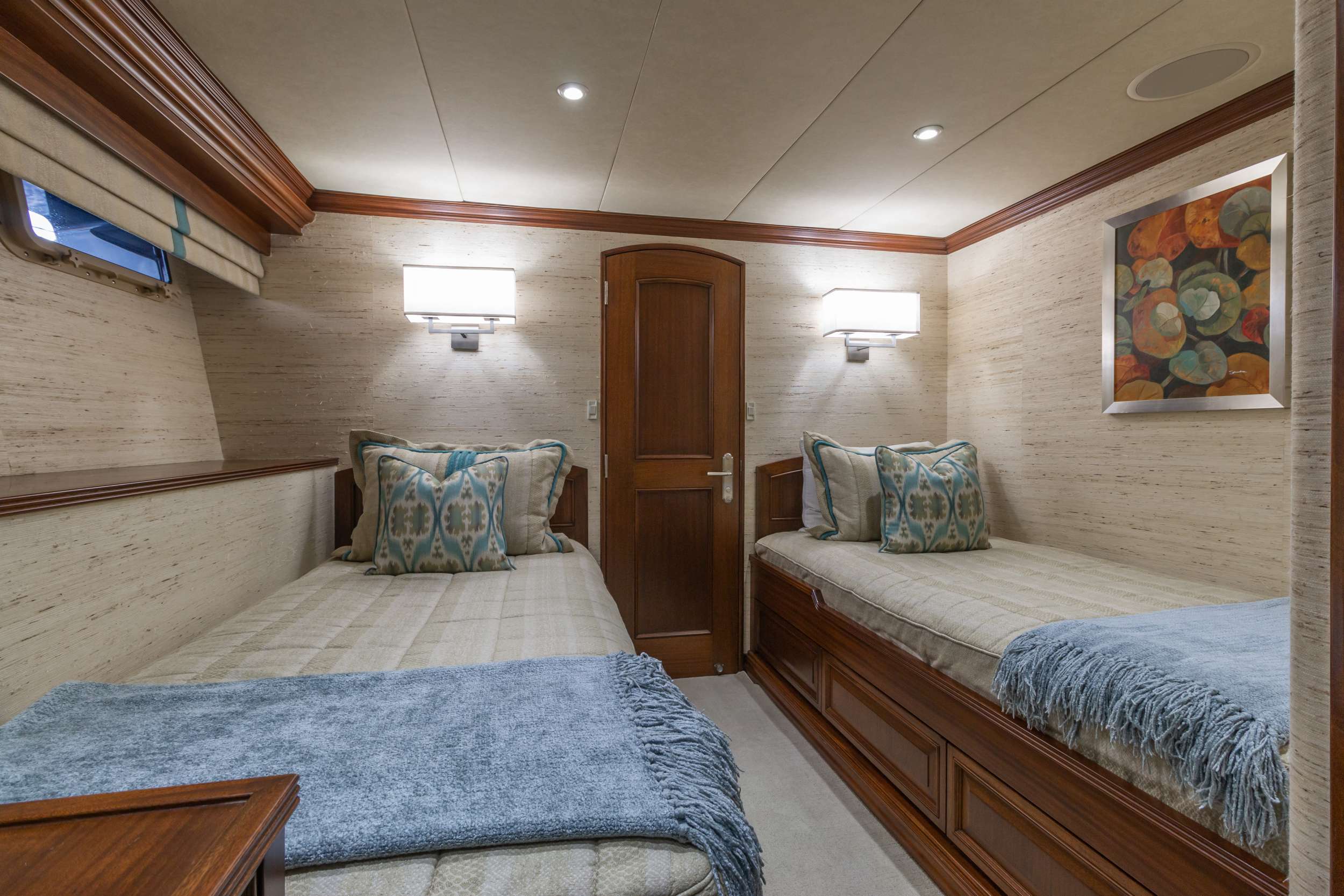 LOOSE ENDS Yacht Charter - Twin Guest Stateroom