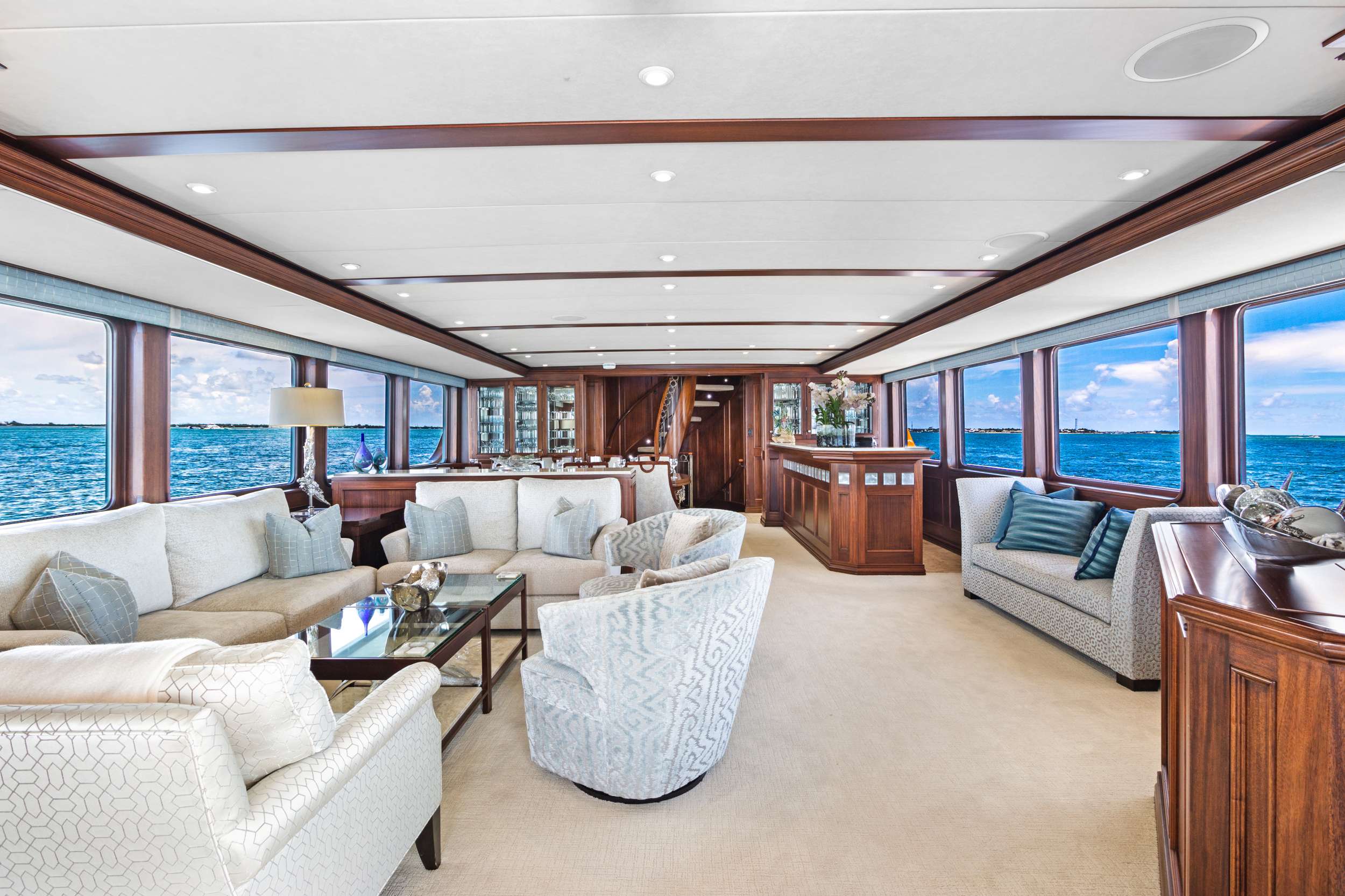 LOOSE ENDS Yacht Charter - Main Salon