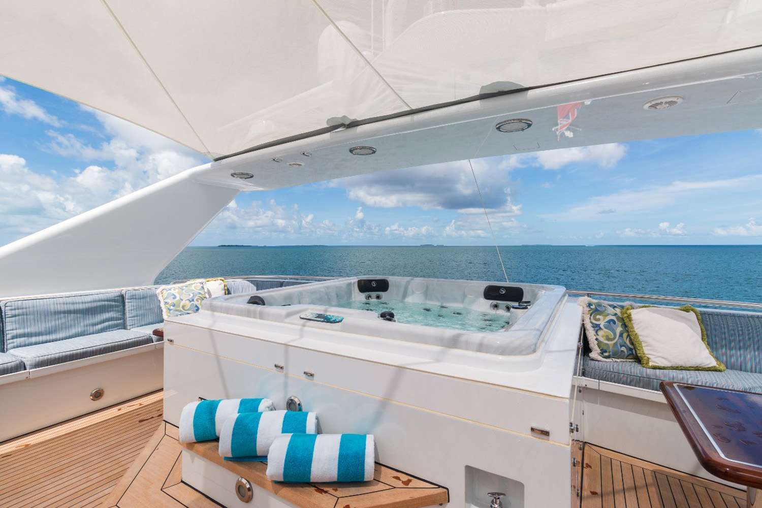 LOOSE ENDS Yacht Charter - Jacuzzi